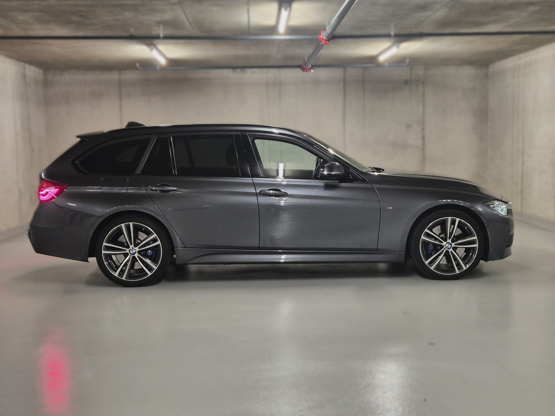 BMW 330i xDrive Touring M Sport Steptronic-image-4