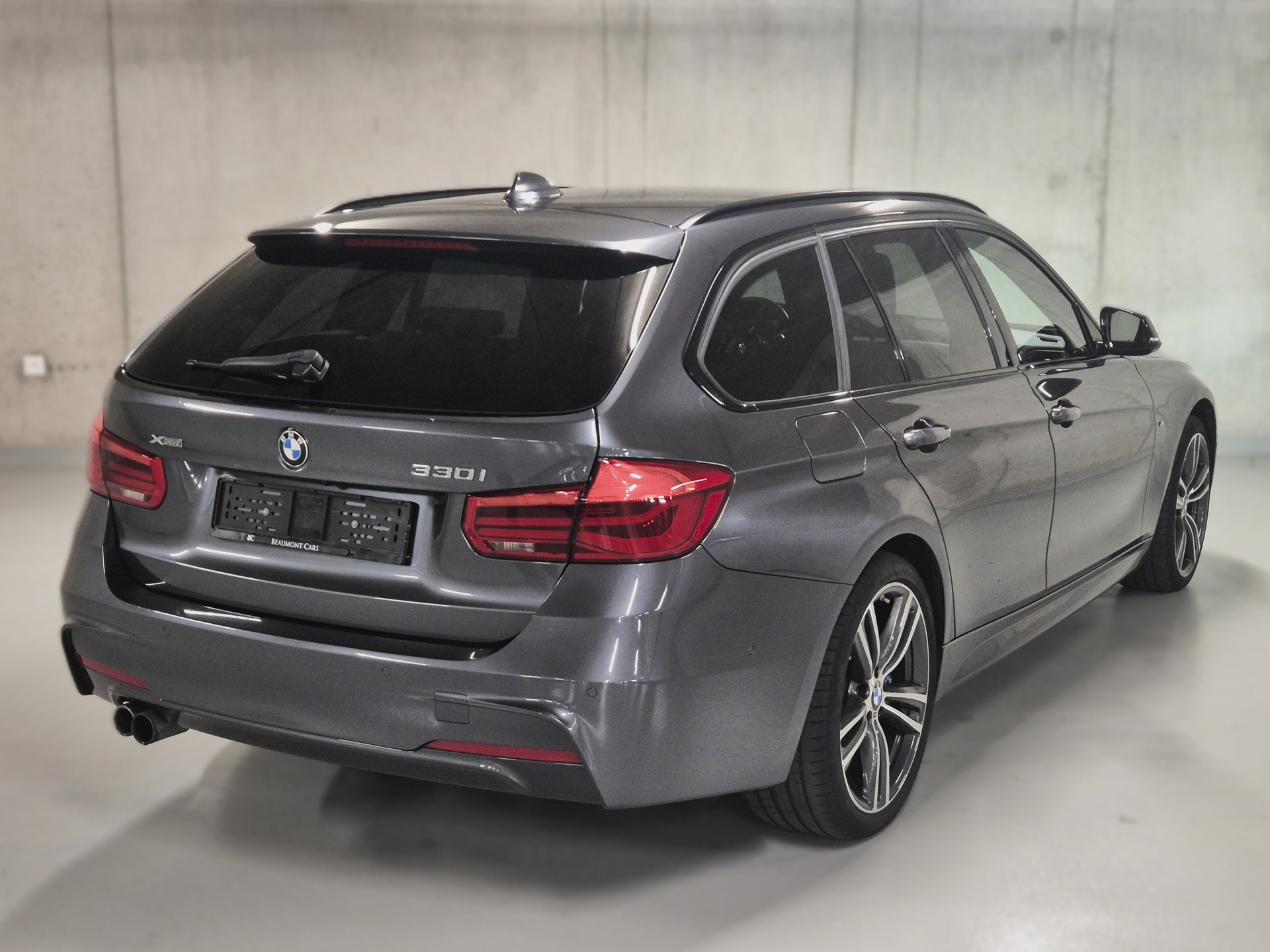 BMW 330i xDrive Touring M Sport Steptronic-image-5