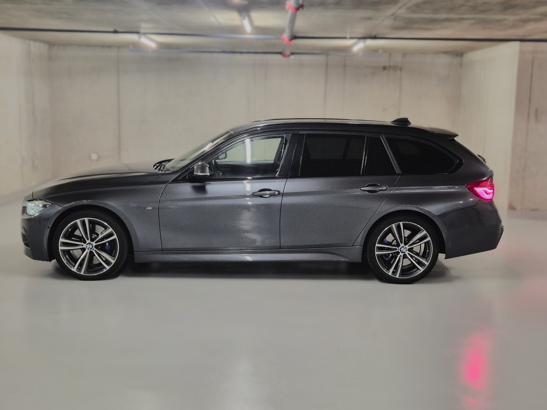 BMW 330i xDrive Touring M Sport Steptronic-showroom-element-3