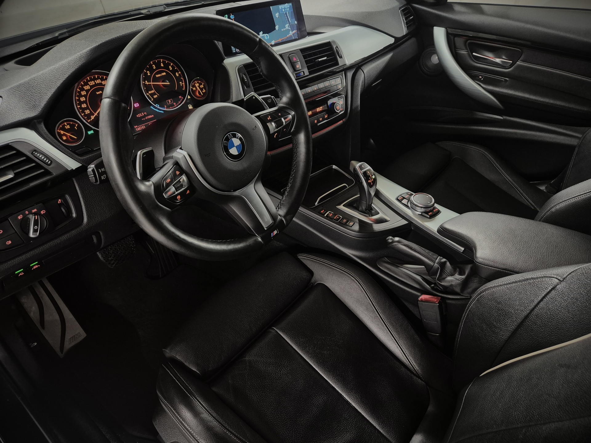 BMW 330i xDrive Touring M Sport Steptronic-image-10
