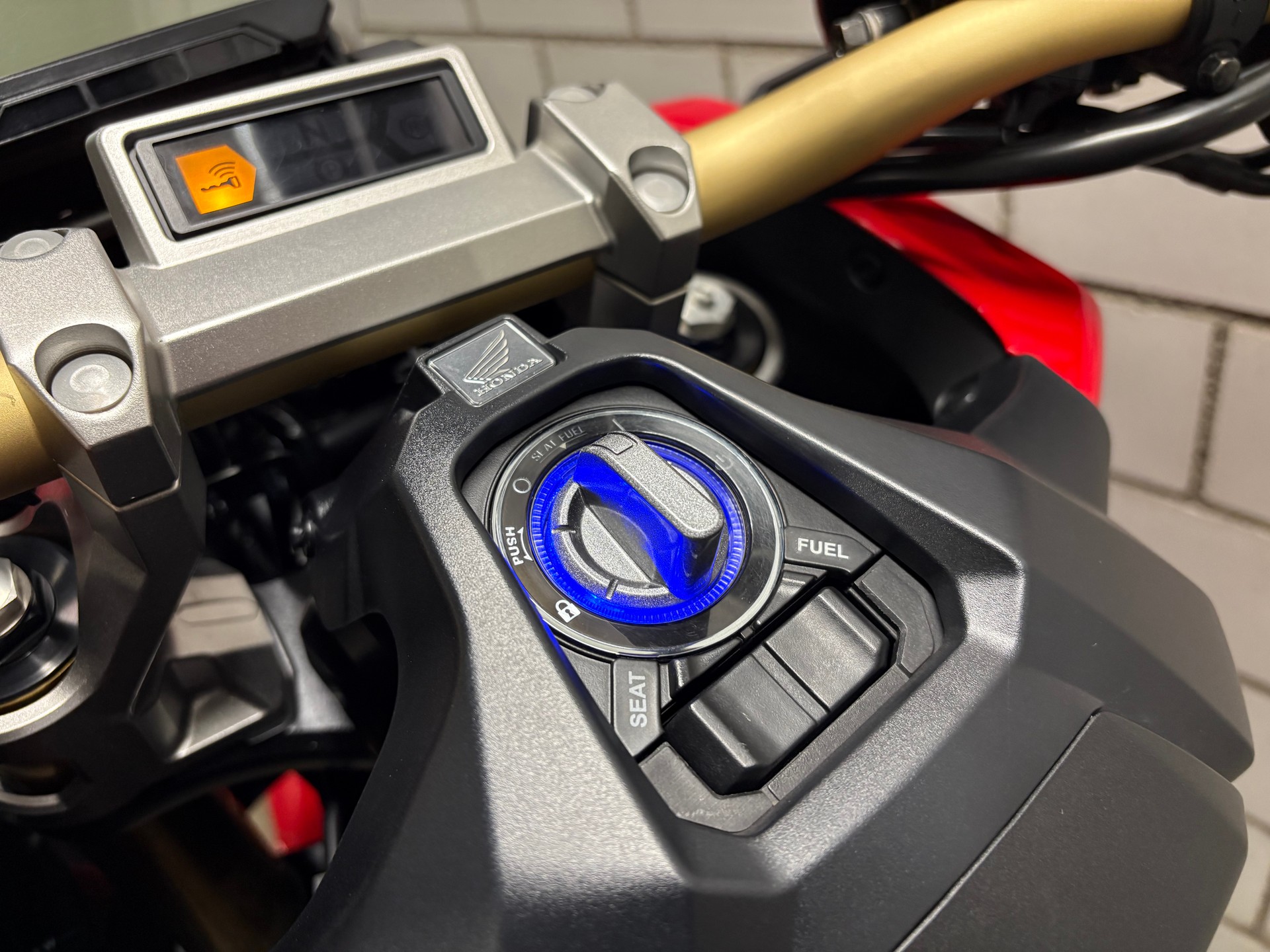 HONDA X-ADV 750 ABS-image-11