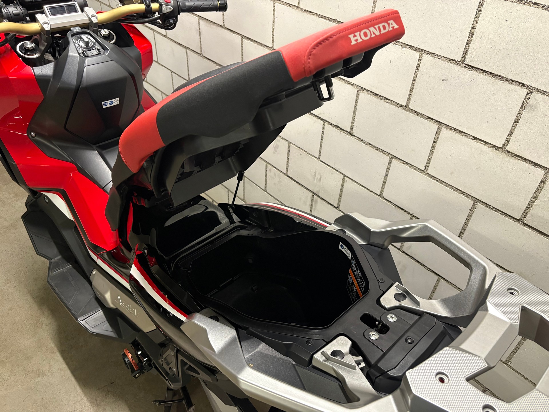 HONDA X-ADV 750 ABS-image-7