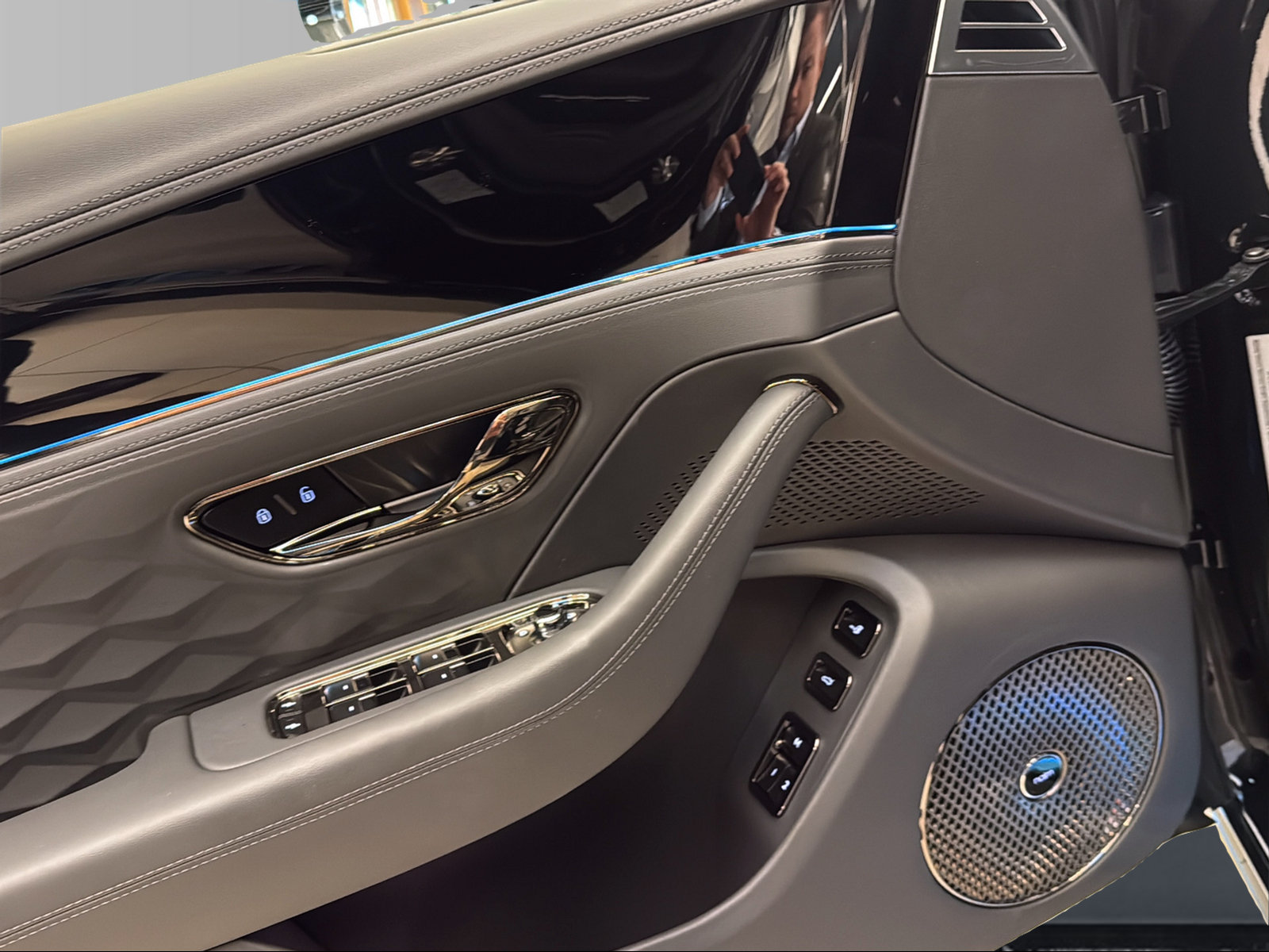 BENTLEY Flying Spur SPEED V8 Hybrid-image-12