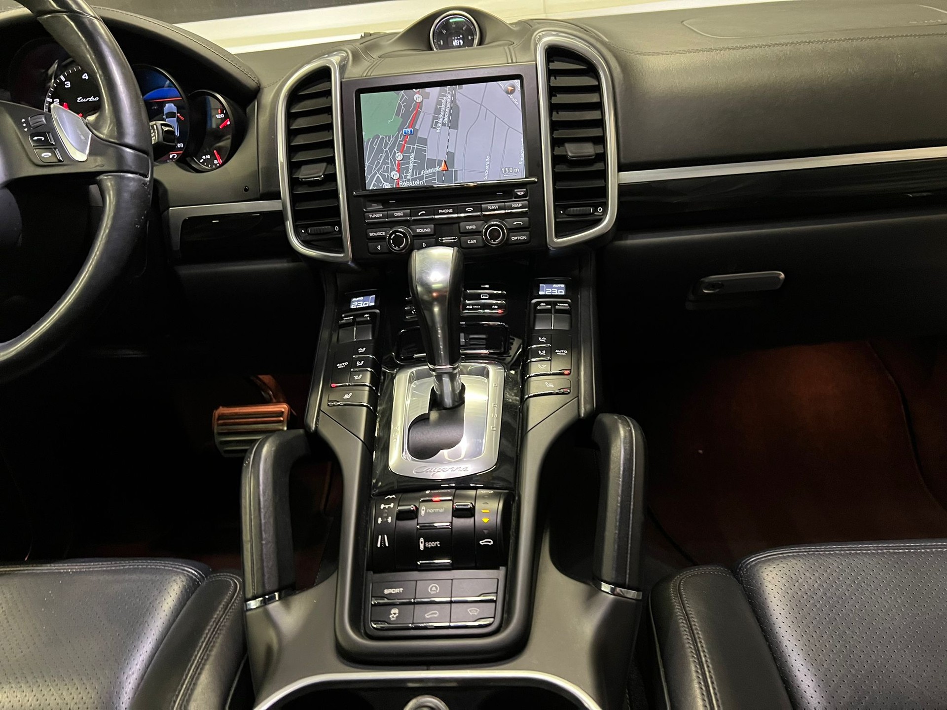PORSCHE Cayenne Turbo-image-12