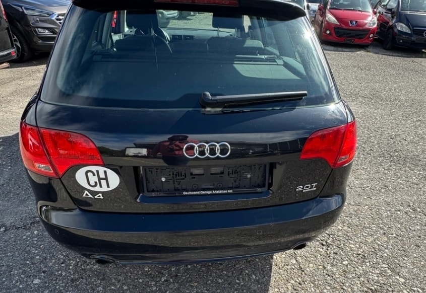 AUDI A4 Avant 2.0 Turbo FSI quattro-image-9