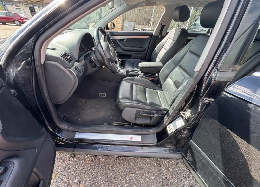 AUDI A4 Avant 2.0 Turbo FSI quattro-image-13