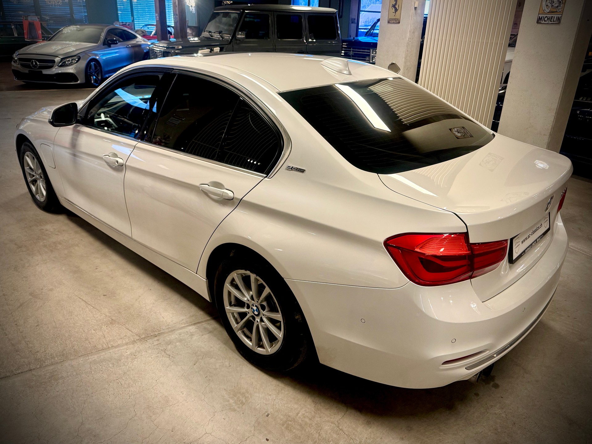 BMW 330e iPerformance Luxury Line Steptronic-image-13