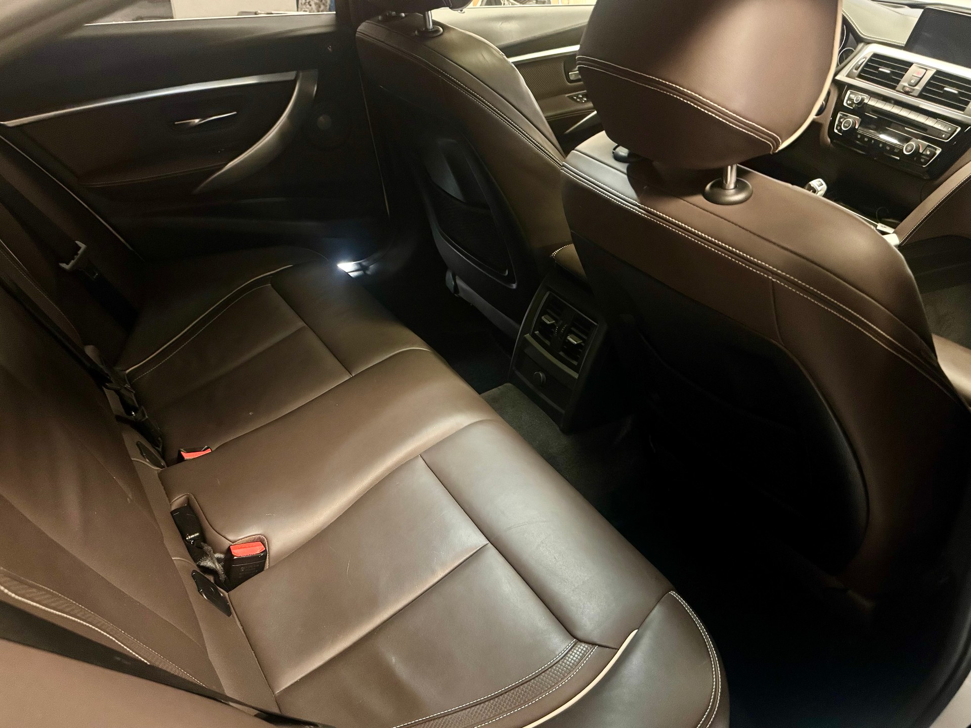 BMW 330e iPerformance Luxury Line Steptronic-image-18