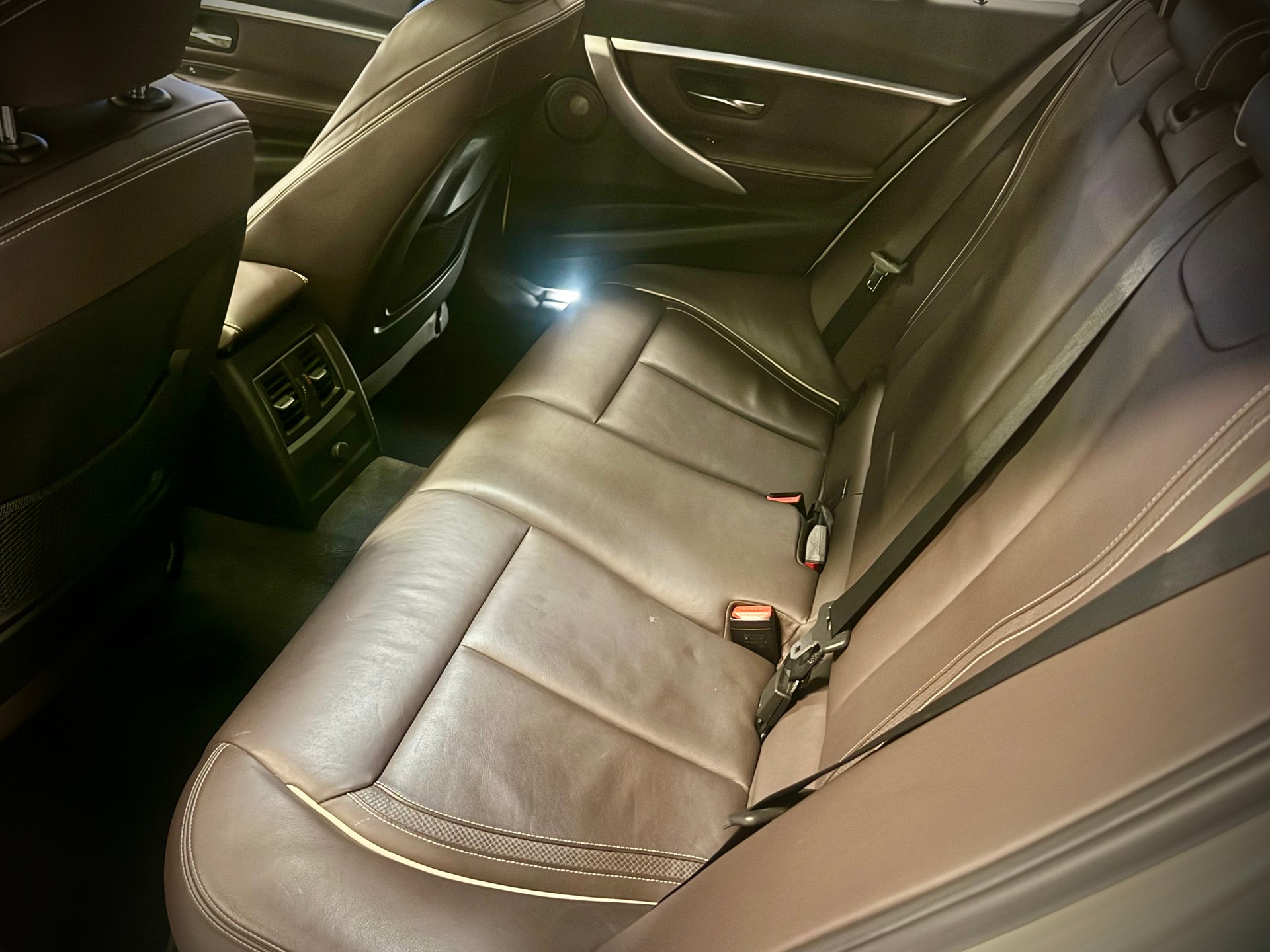 BMW 330e iPerformance Luxury Line Steptronic-image-19