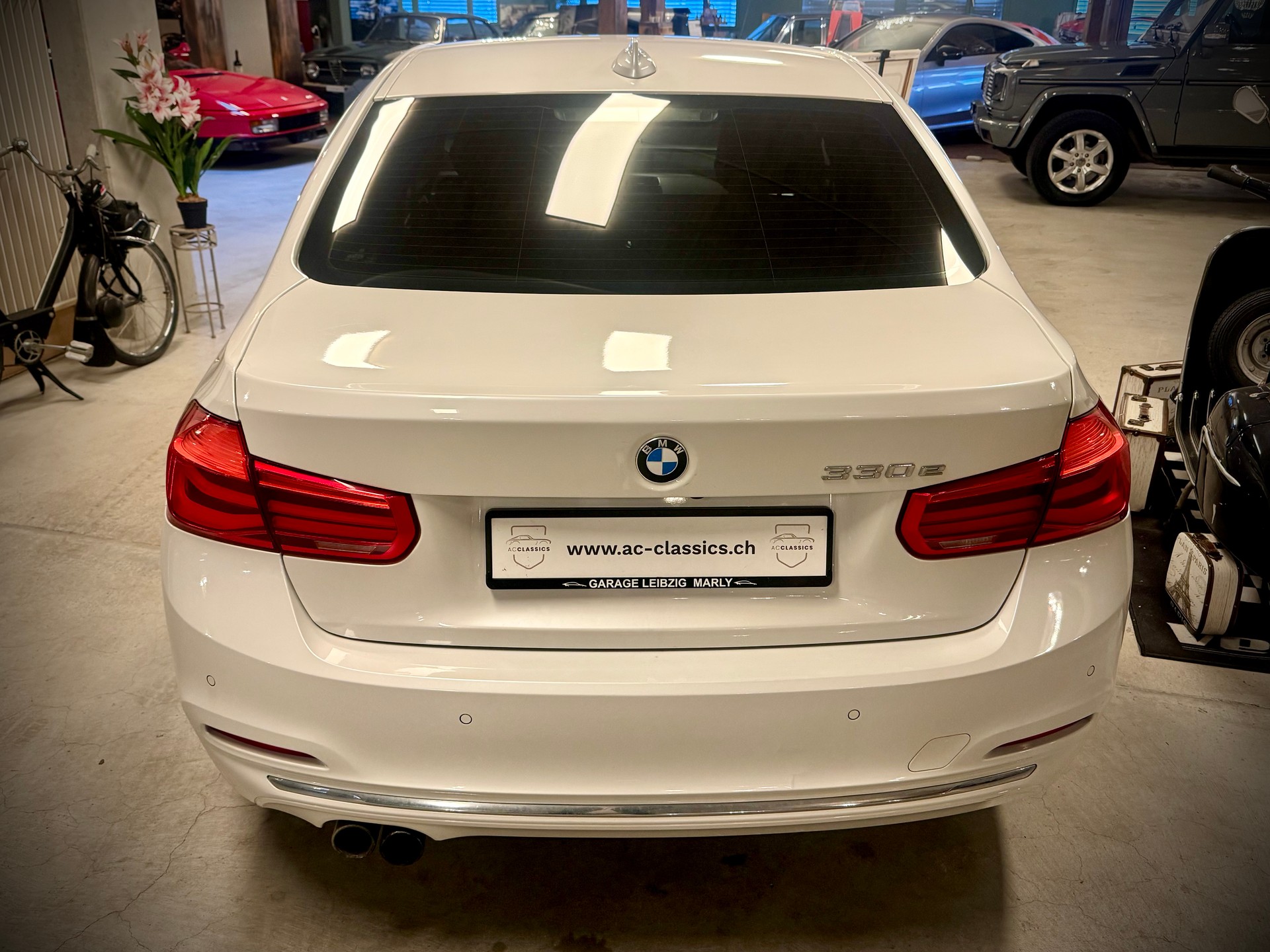 BMW 330e iPerformance Luxury Line Steptronic-image-9