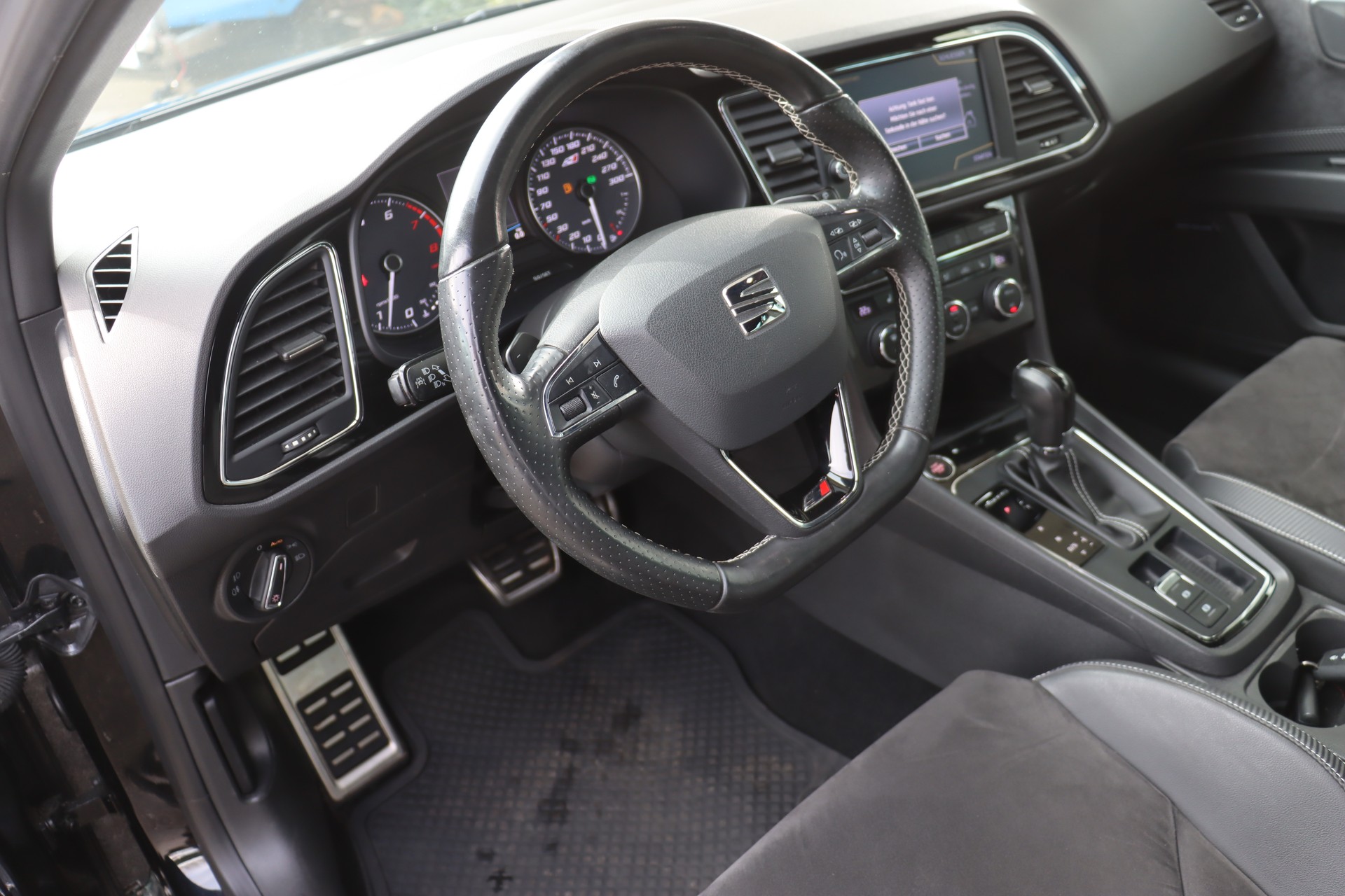 SEAT Leon ST 2.0 TSI Cupra 300 4 Drive DSG-image-12