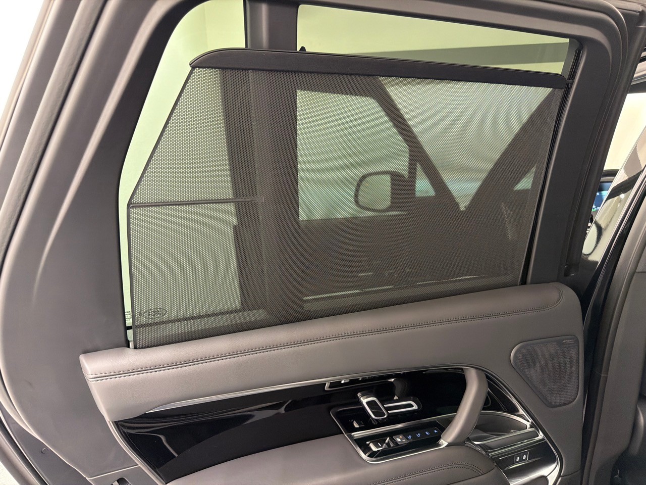 LAND ROVER RR P460e PHEV HSE-image-9
