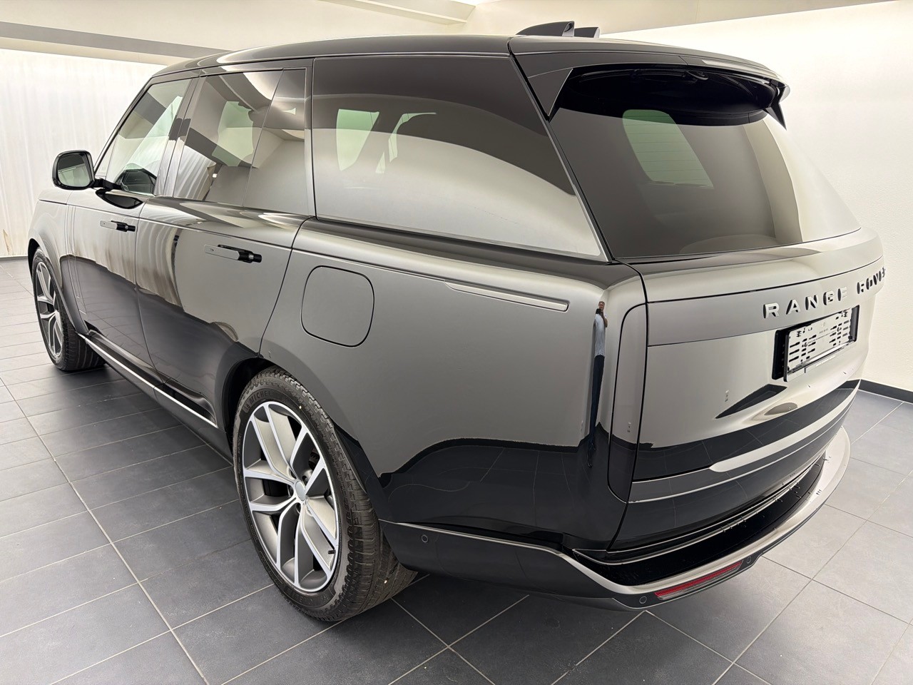 LAND ROVER RR P460e PHEV HSE-showroom-element-1