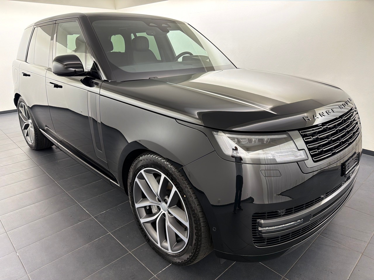 LAND ROVER RR P460e PHEV HSE-showroom-element-3