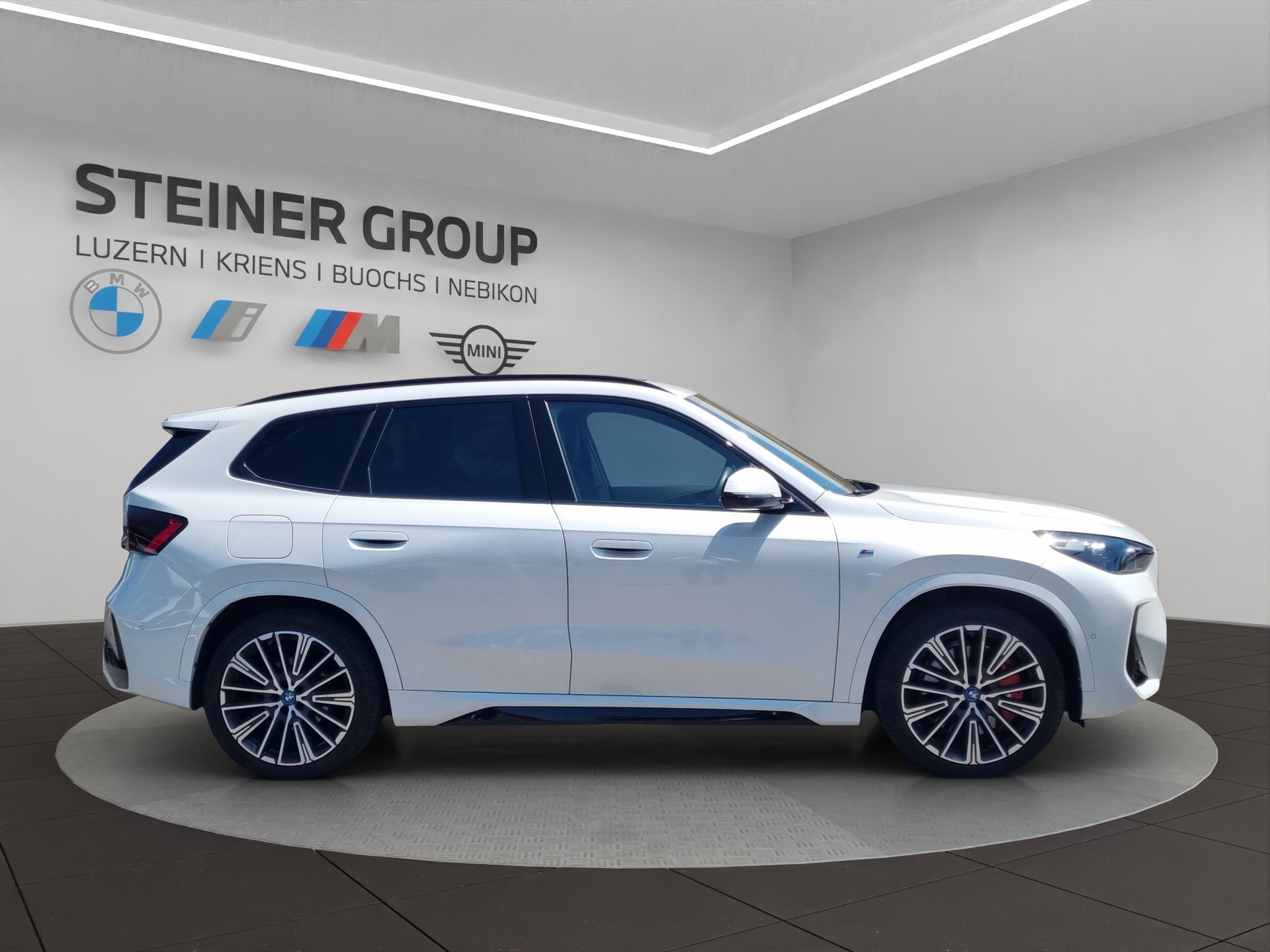 BMW iX1 xDrive 30 M Sport Pro-showroom-element-3