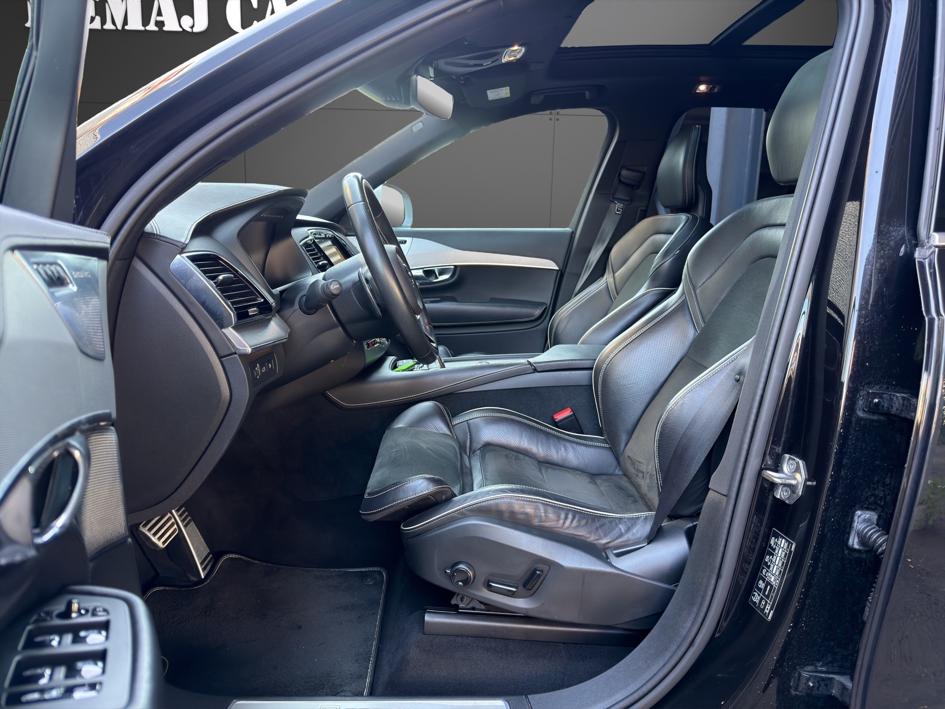 VOLVO XC90 T8 AWD R-Design Geartronic 7 Plätzer Pano-image-10
