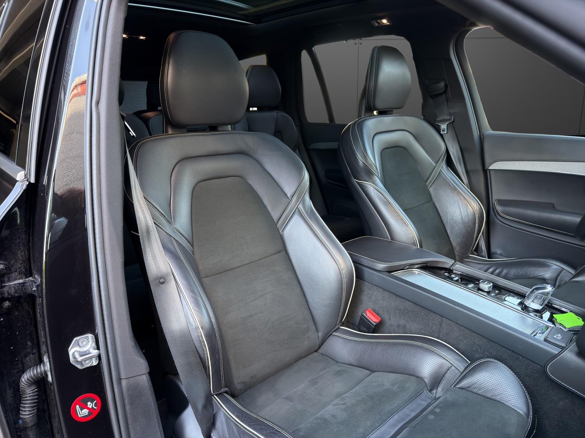 VOLVO XC90 T8 AWD R-Design Geartronic 7 Plätzer Pano-image-14