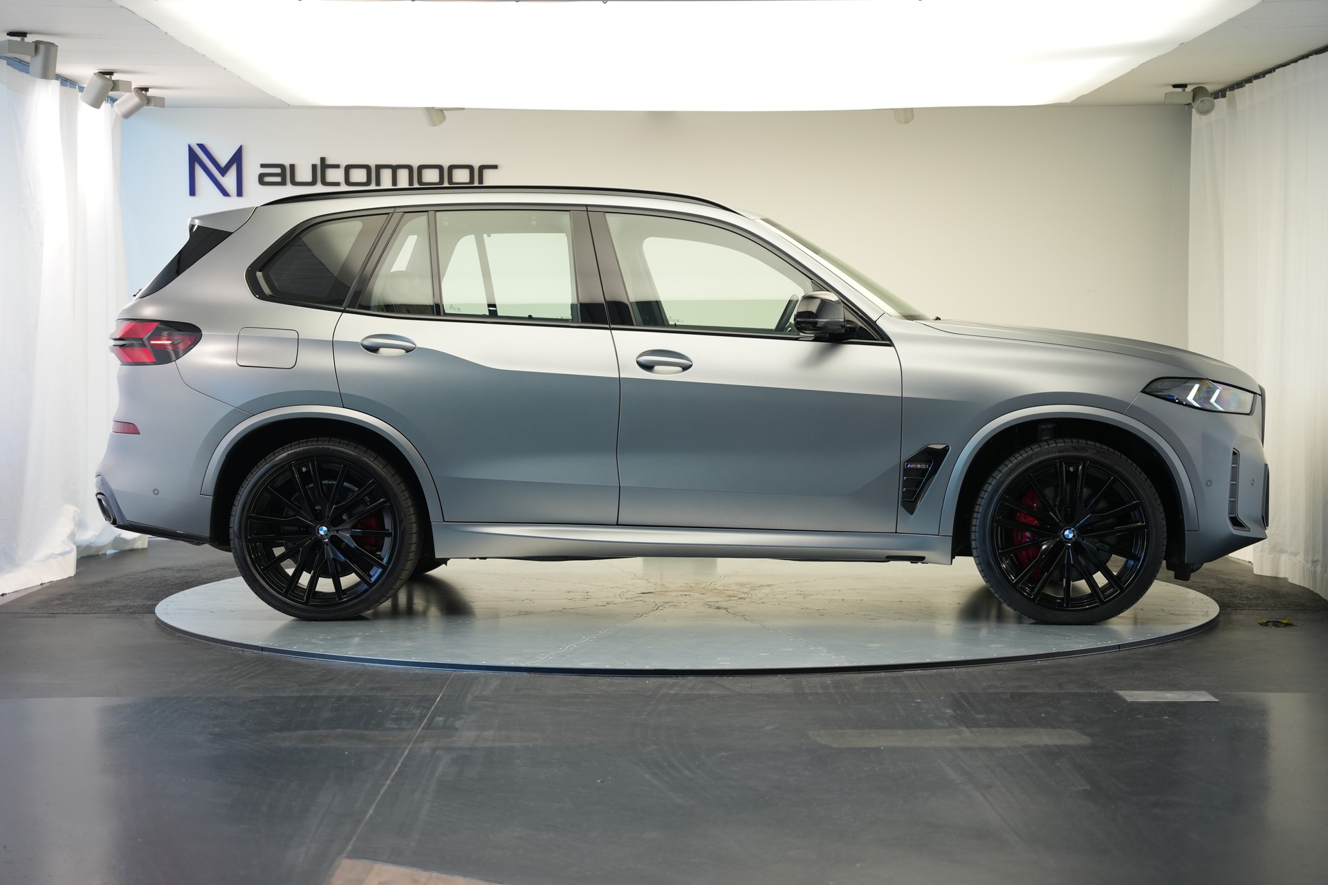 BMW X5 xDrive 48V M60i M Sport Pro Steptronic *Frozen Grey Matt*-showroom-element-3