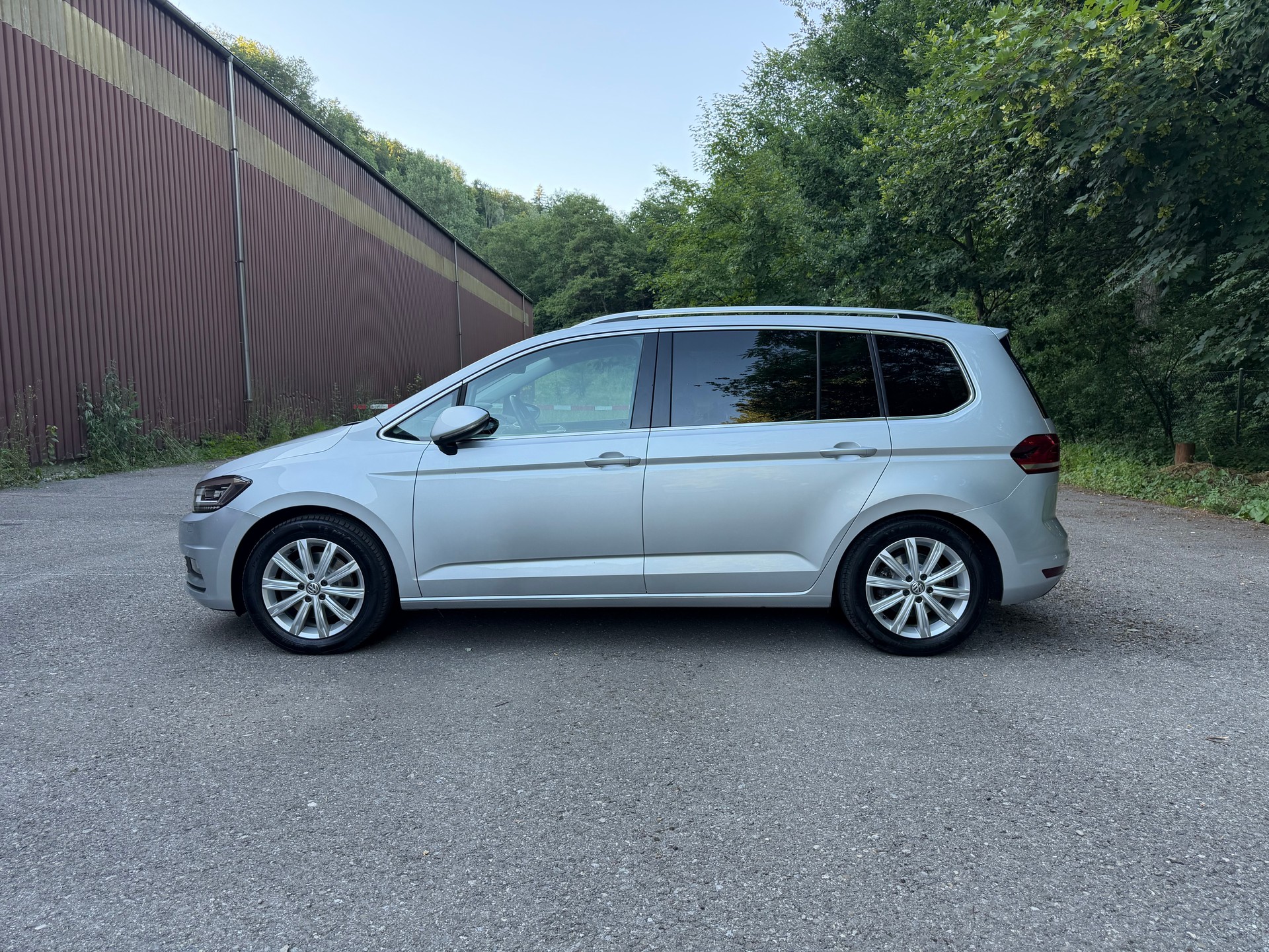 VW Touran 2.0 TDI BlueMotion Technology Highline DSG 7 Plätze-image-4