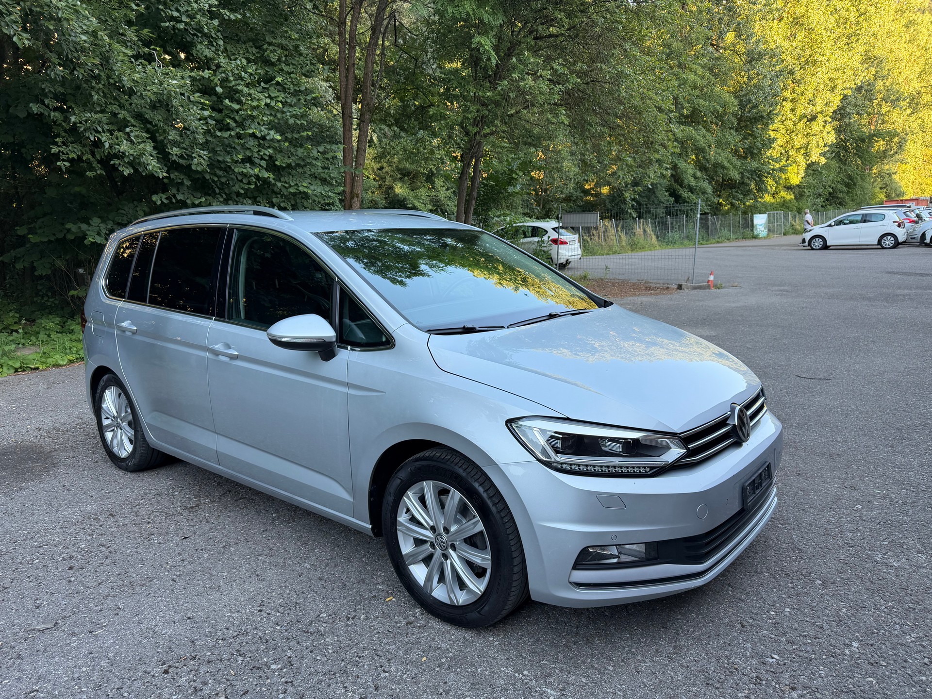 VW Touran 2.0 TDI BlueMotion Technology Highline DSG 7 Plätze-image-2