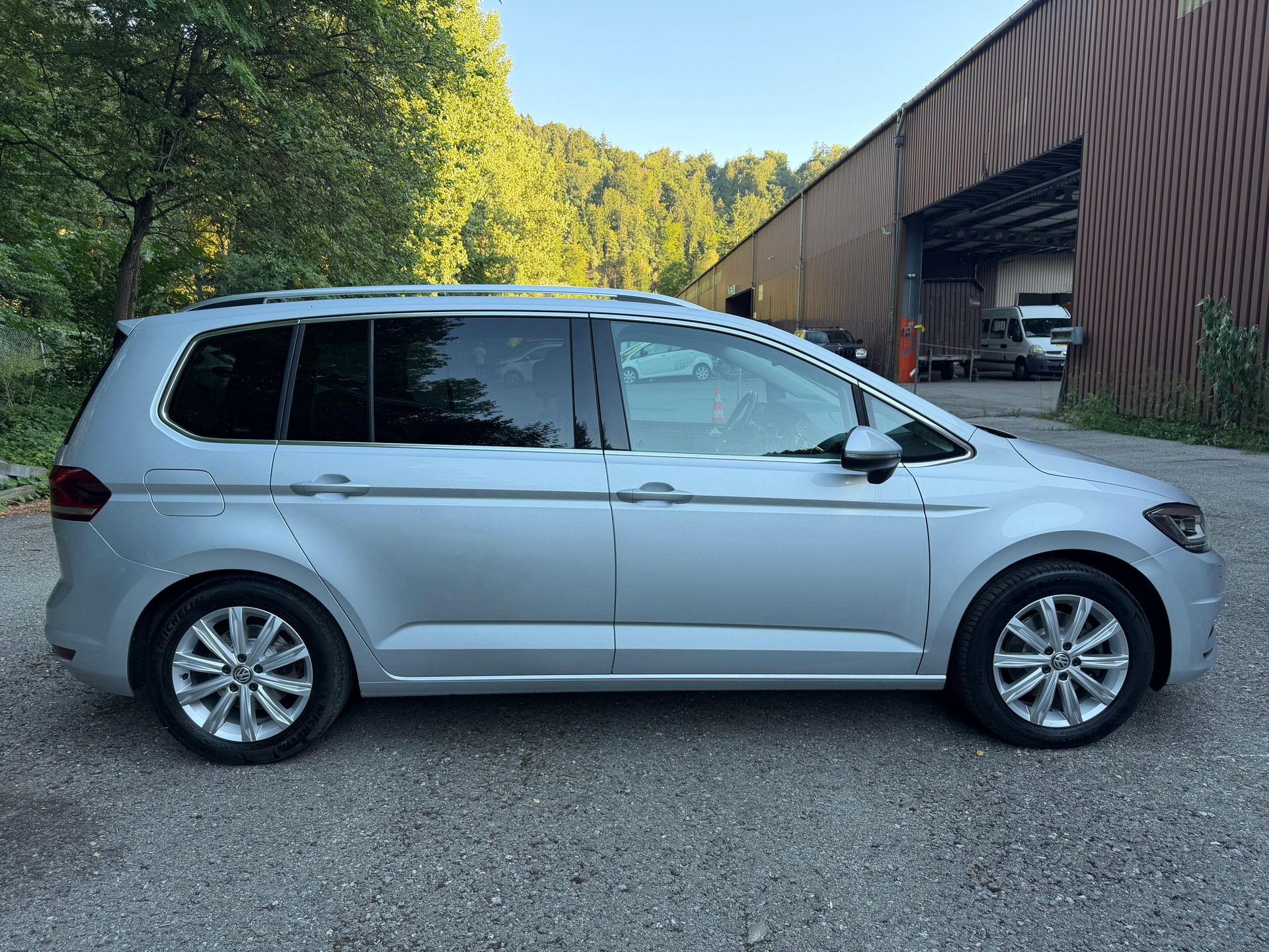 VW Touran 2.0 TDI BlueMotion Technology Highline DSG 7 Plätze-image-8