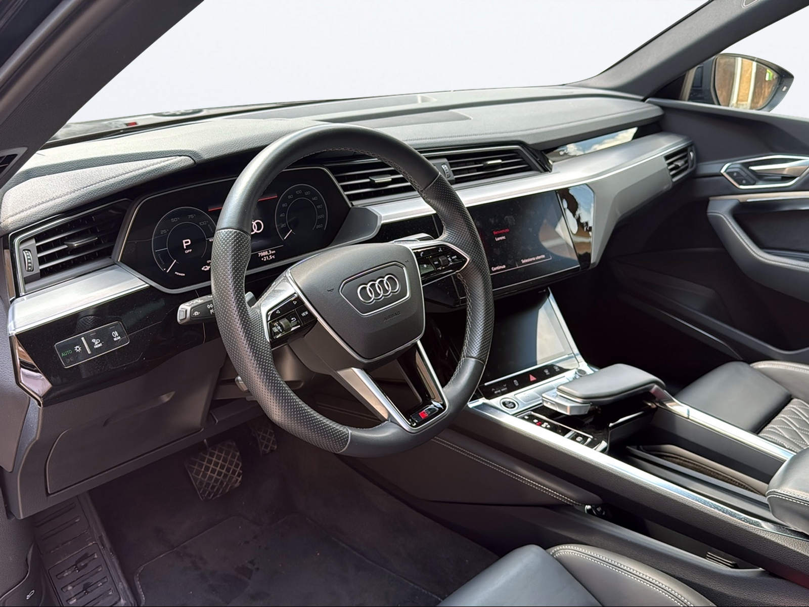 AUDI e-tron 55 Sportback S Line Black Edition quattro-image-10