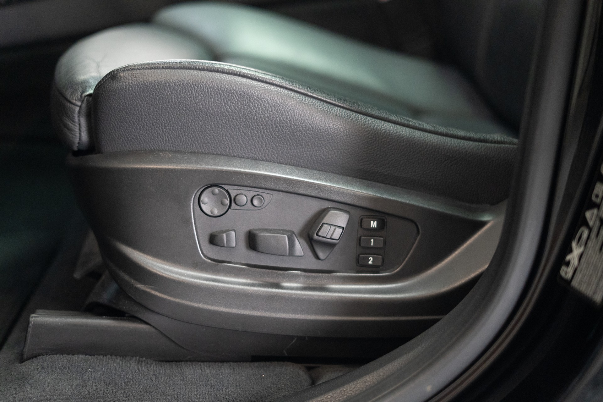 BMW X6 M50d / CH-Fahrezug / Panorama / Rückfahrkamera / HeadUp-image-9