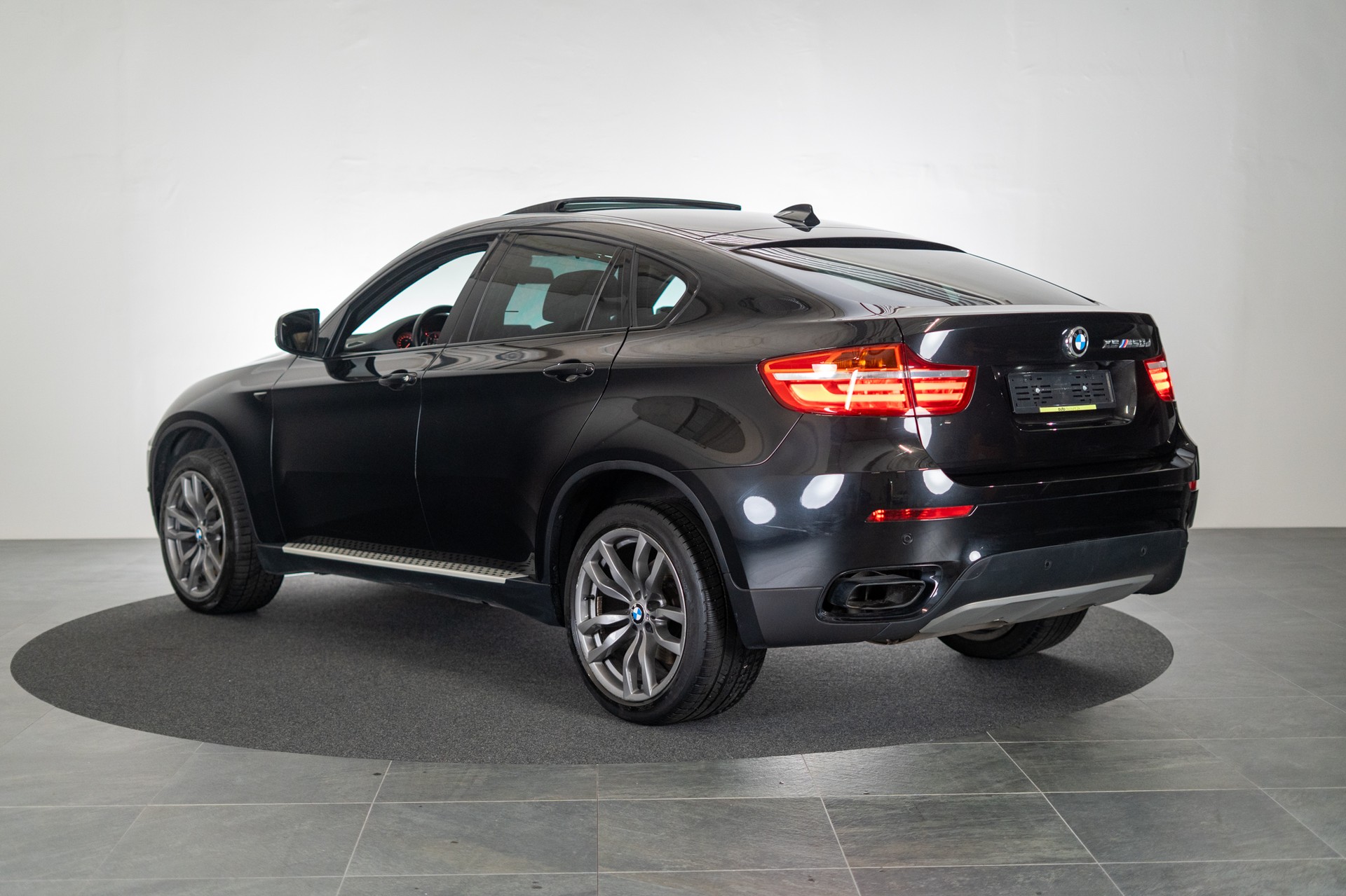 BMW X6 M50d / CH-Fahrezug / Panorama / Rückfahrkamera / HeadUp-image-6