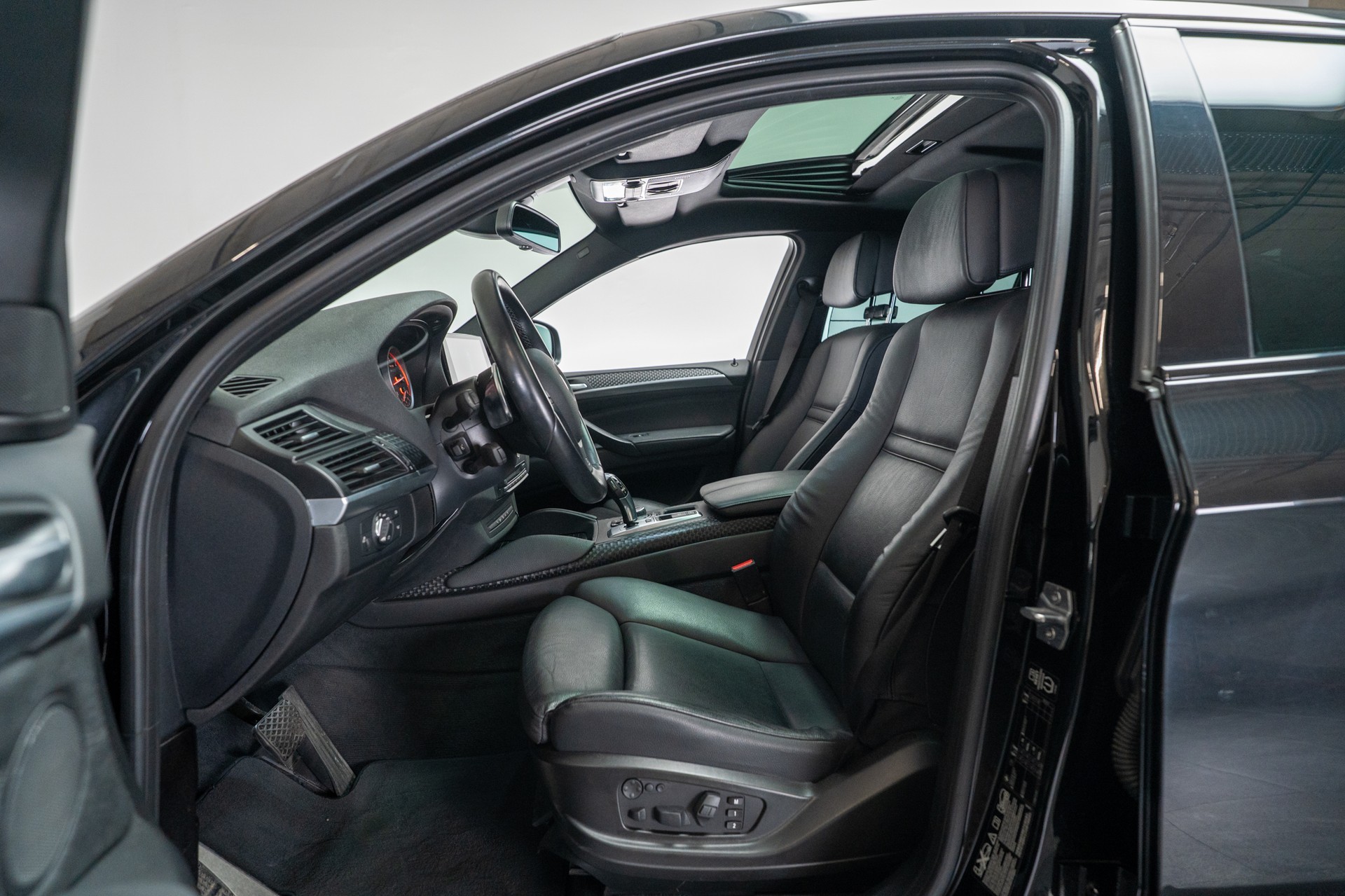 BMW X6 M50d / CH-Fahrezug / Panorama / Rückfahrkamera / HeadUp-image-7