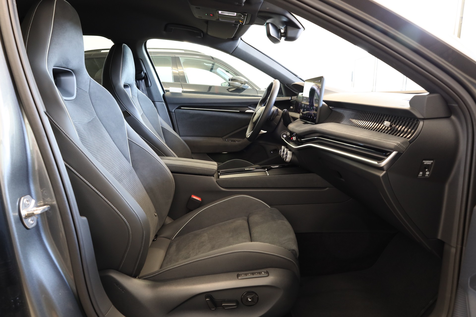 SKODA Superb Combi 2.0 TDi Sportline 4x4 DSG-image-13