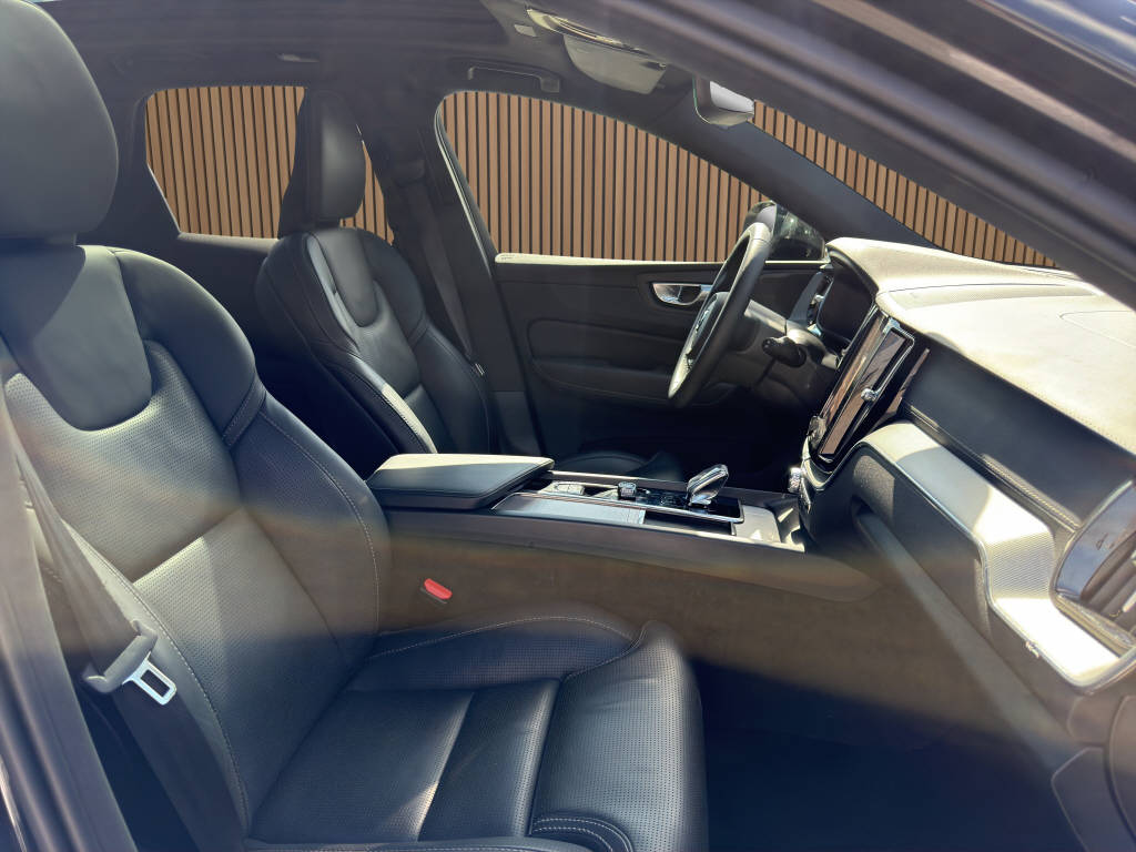 VOLVO XC60 2.0 T6 TE Ultra Black Edition eAWD-image-13