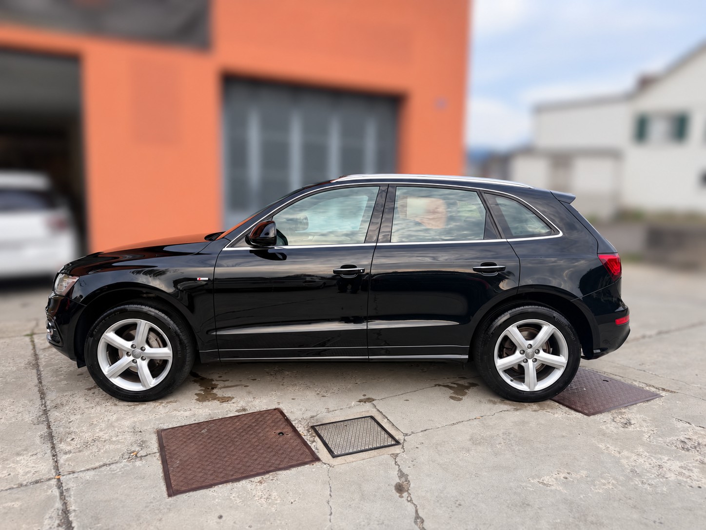 AUDI Q5 2.0 TDI quattro S-tronic-showroom-element-1