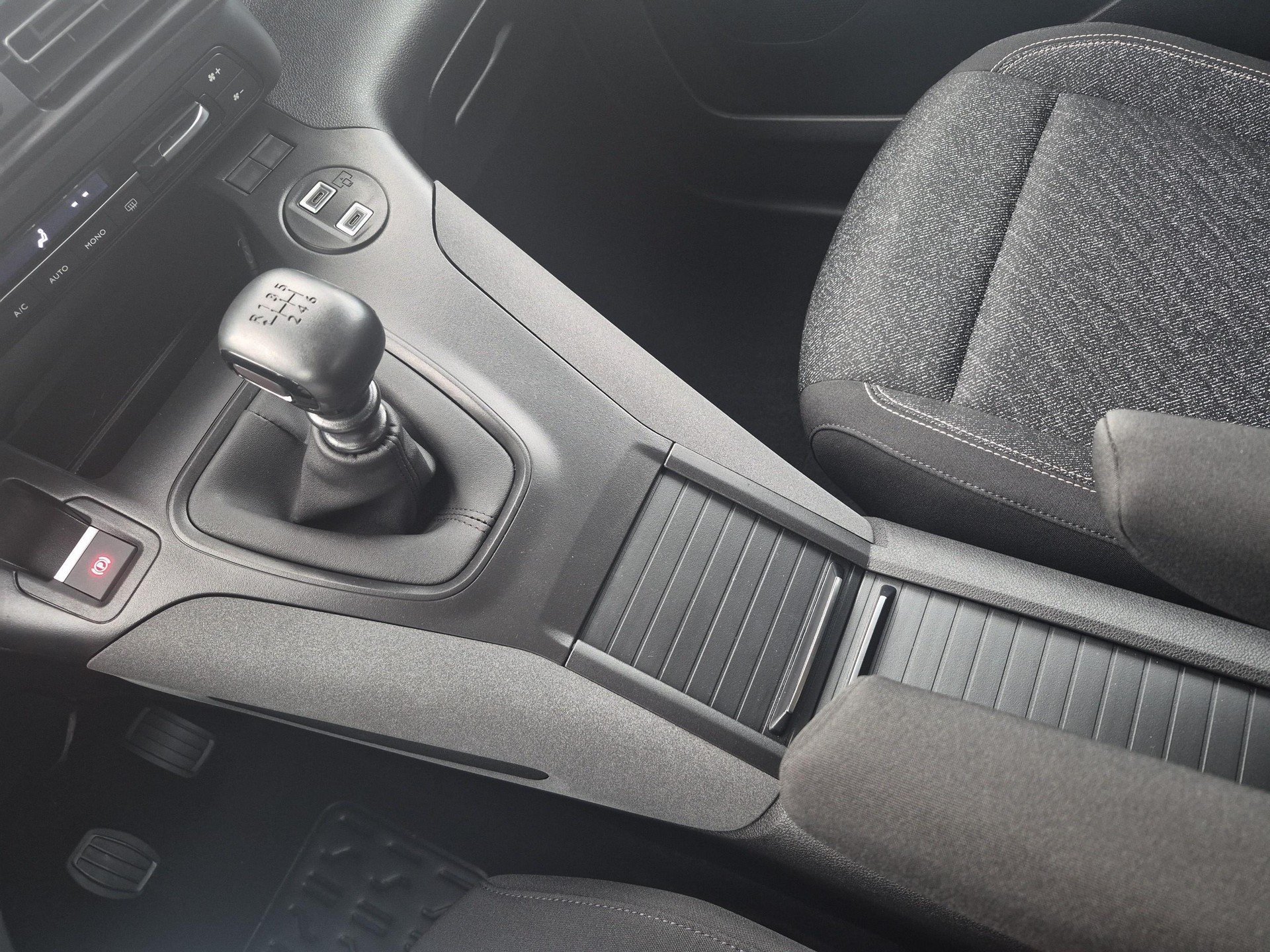PEUGEOT Rifter 1.2 PureTech Allure-image-15