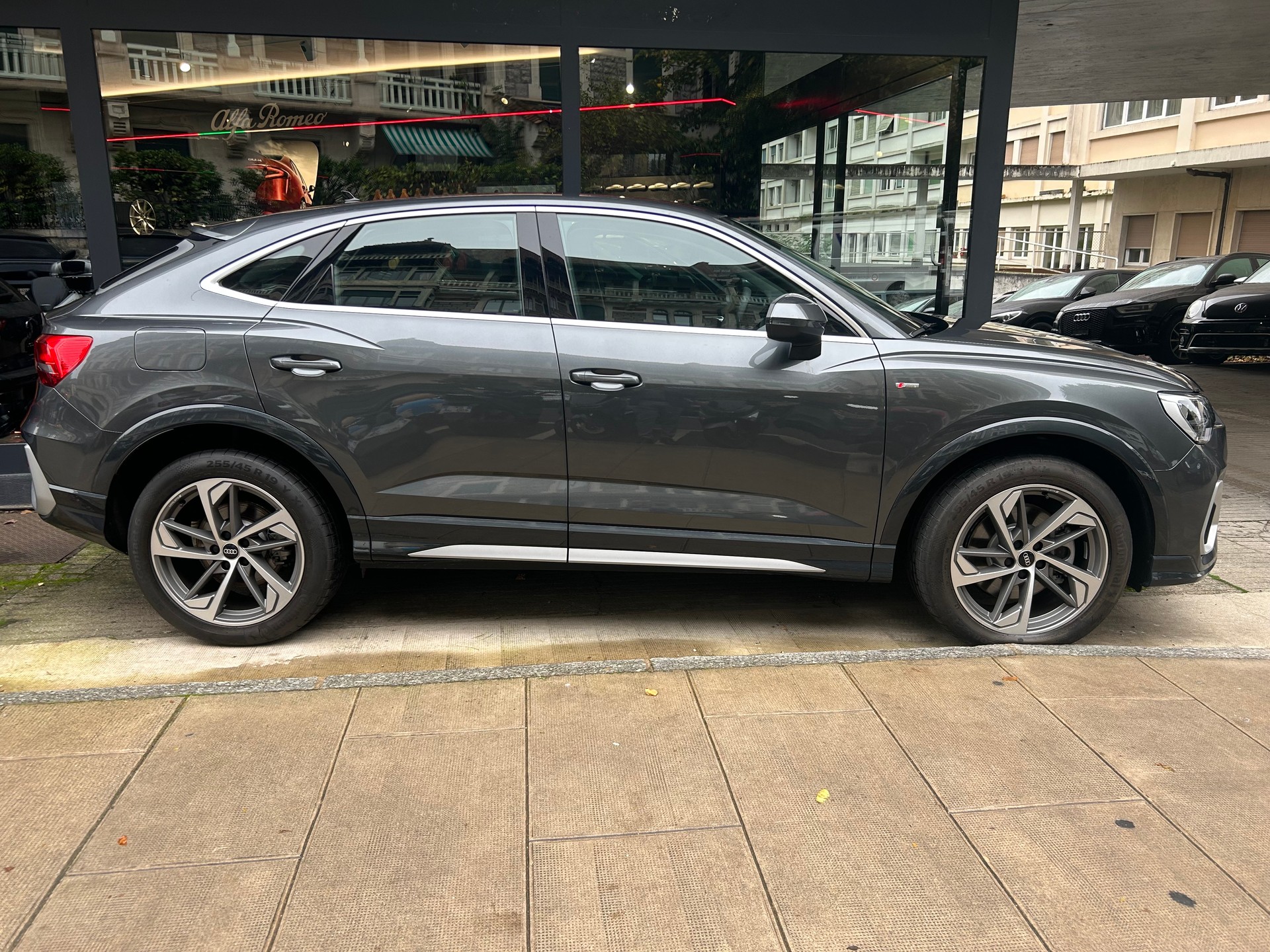 AUDI Q3 SB 40 TFSI S line qu-image-2