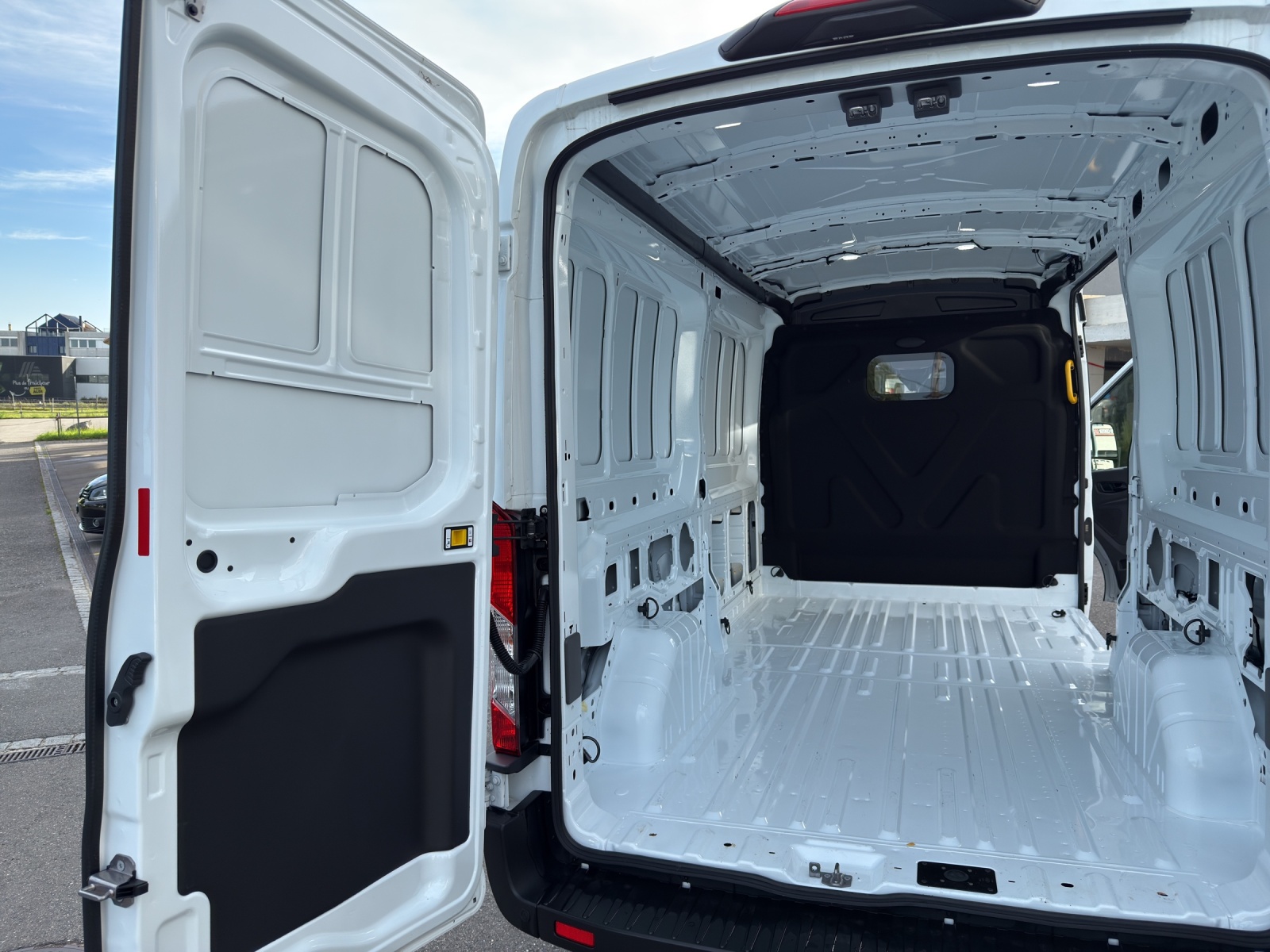 FORD Transit Van 350 L3 Trend 2.0 TDCi 130 FWD-image-21