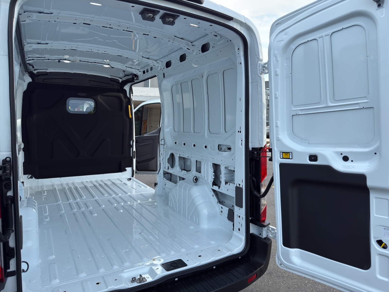 FORD Transit Van 350 L3 Trend 2.0 TDCi 130 FWD-image-22