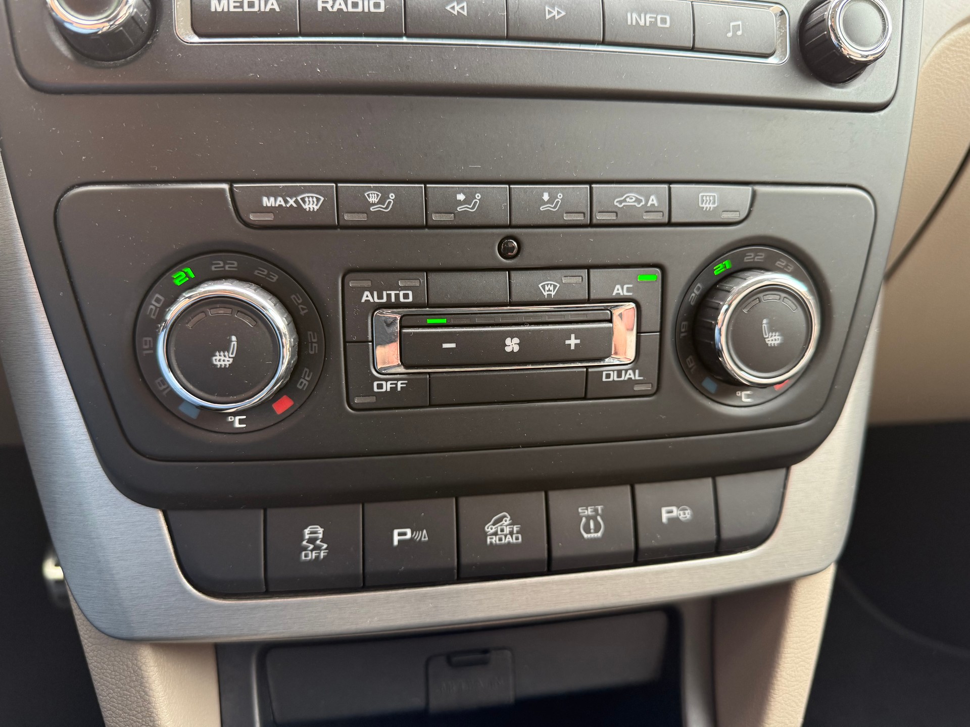 SKODA Yeti 1.8 TSI Experience 4x4-image-12