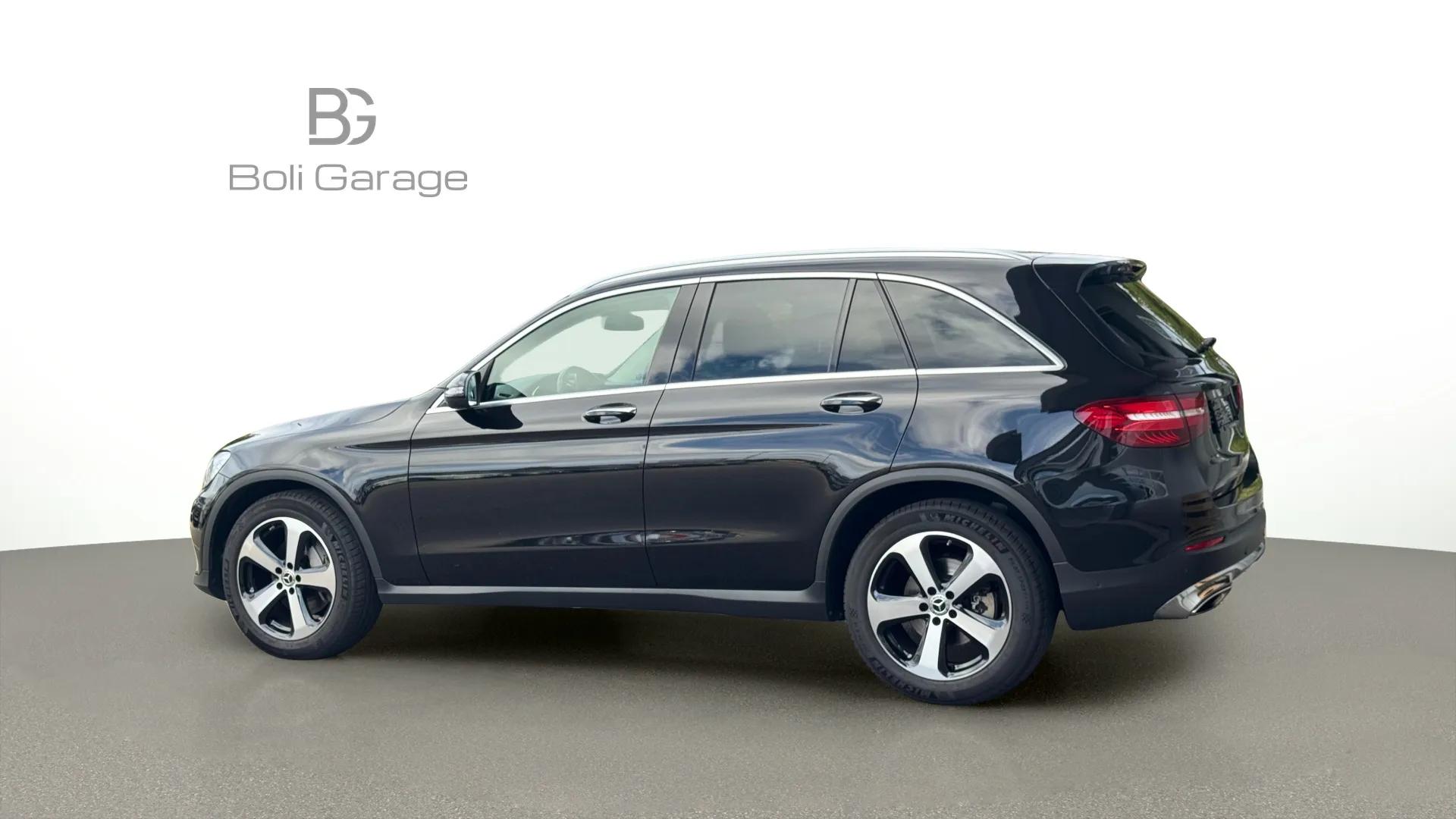MERCEDES-BENZ GLC 300 4Matic 9G-Tronic-showroom-element-3
