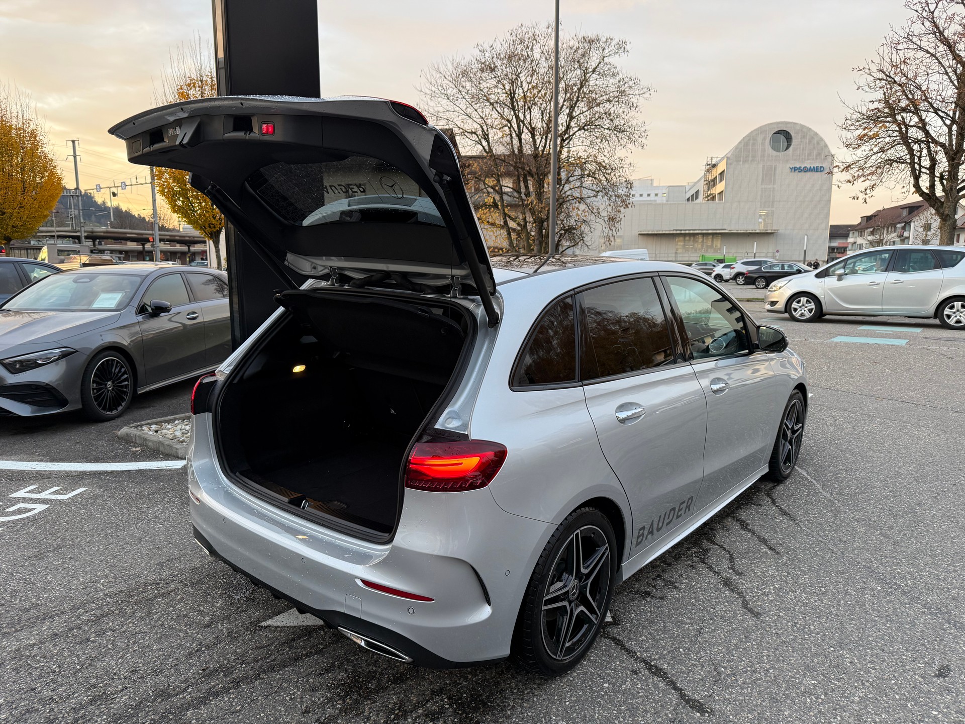 MERCEDES-BENZ B 200 d AMG Line-image-7