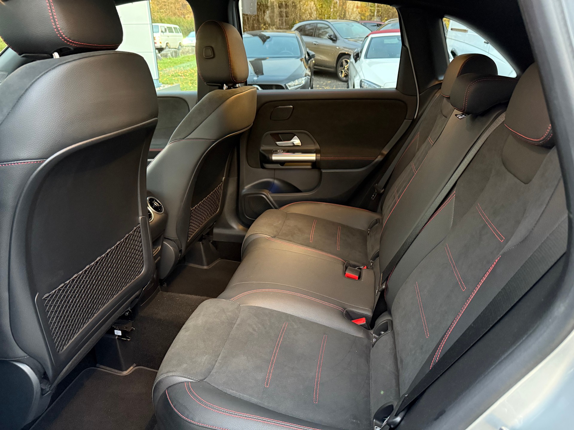 MERCEDES-BENZ B 200 d AMG Line-image-5