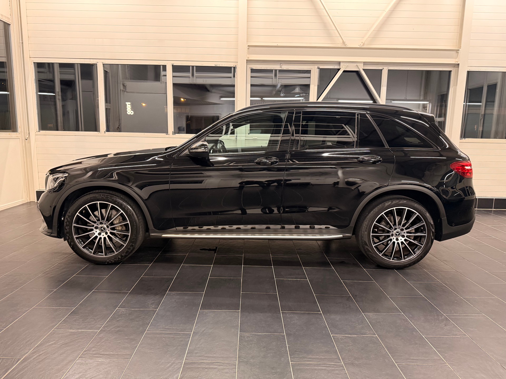 MERCEDES-BENZ GLC 250 AMG Line 4Matic 9G-Tronic-showroom-element-2
