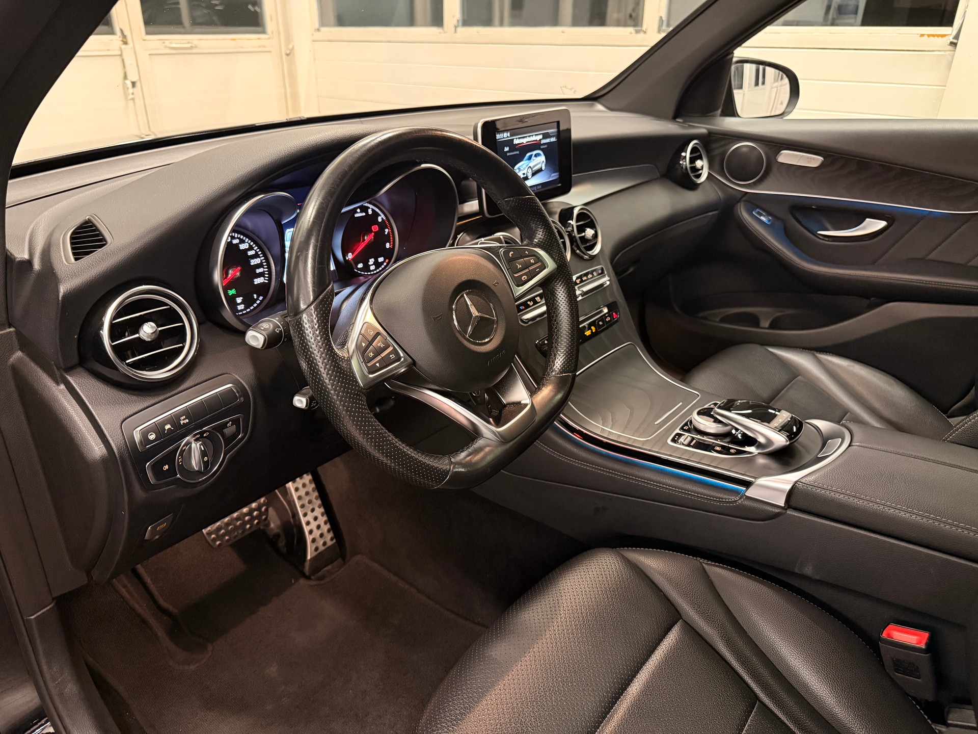 MERCEDES-BENZ GLC 250 AMG Line 4Matic 9G-Tronic-image-9