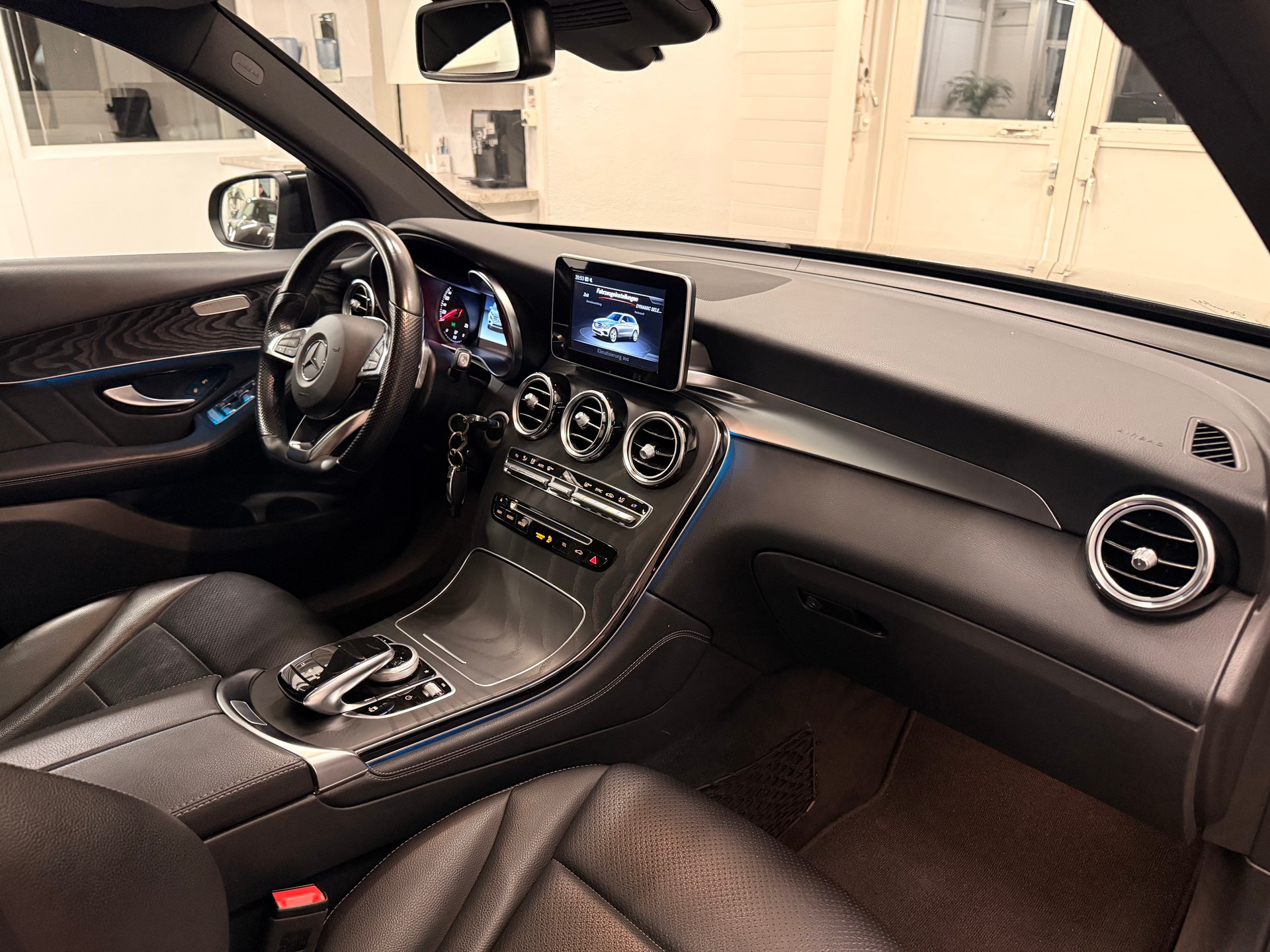 MERCEDES-BENZ GLC 250 AMG Line 4Matic 9G-Tronic-image-6