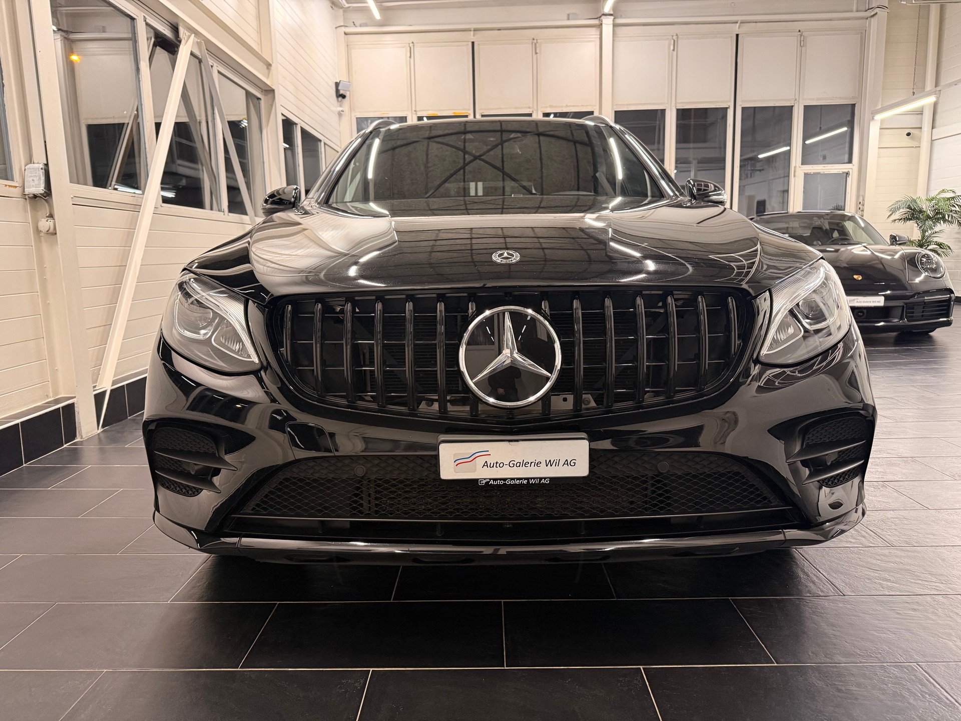 MERCEDES-BENZ GLC 250 AMG Line 4Matic 9G-Tronic-showroom-element-1