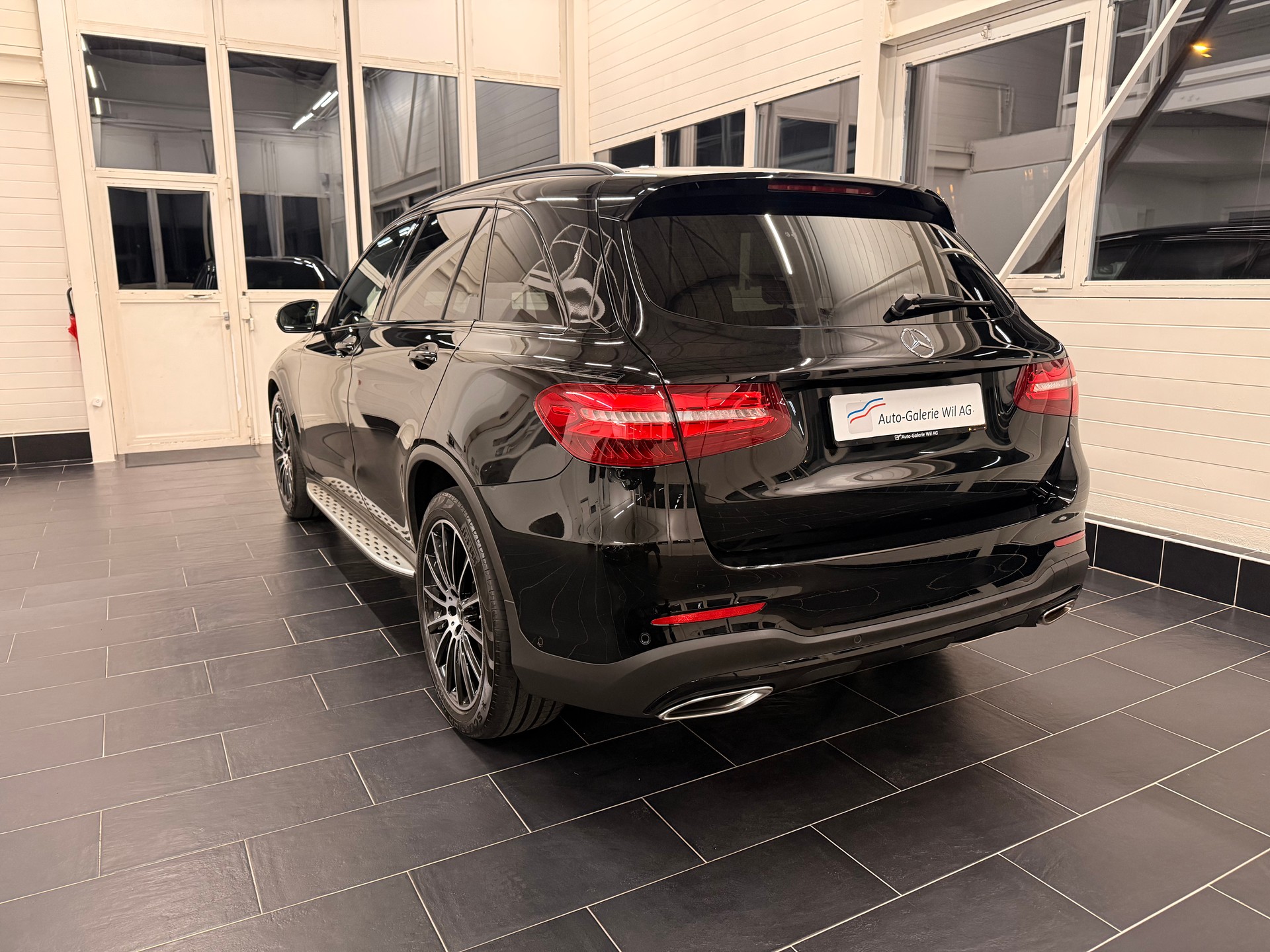MERCEDES-BENZ GLC 250 AMG Line 4Matic 9G-Tronic-showroom-element-3