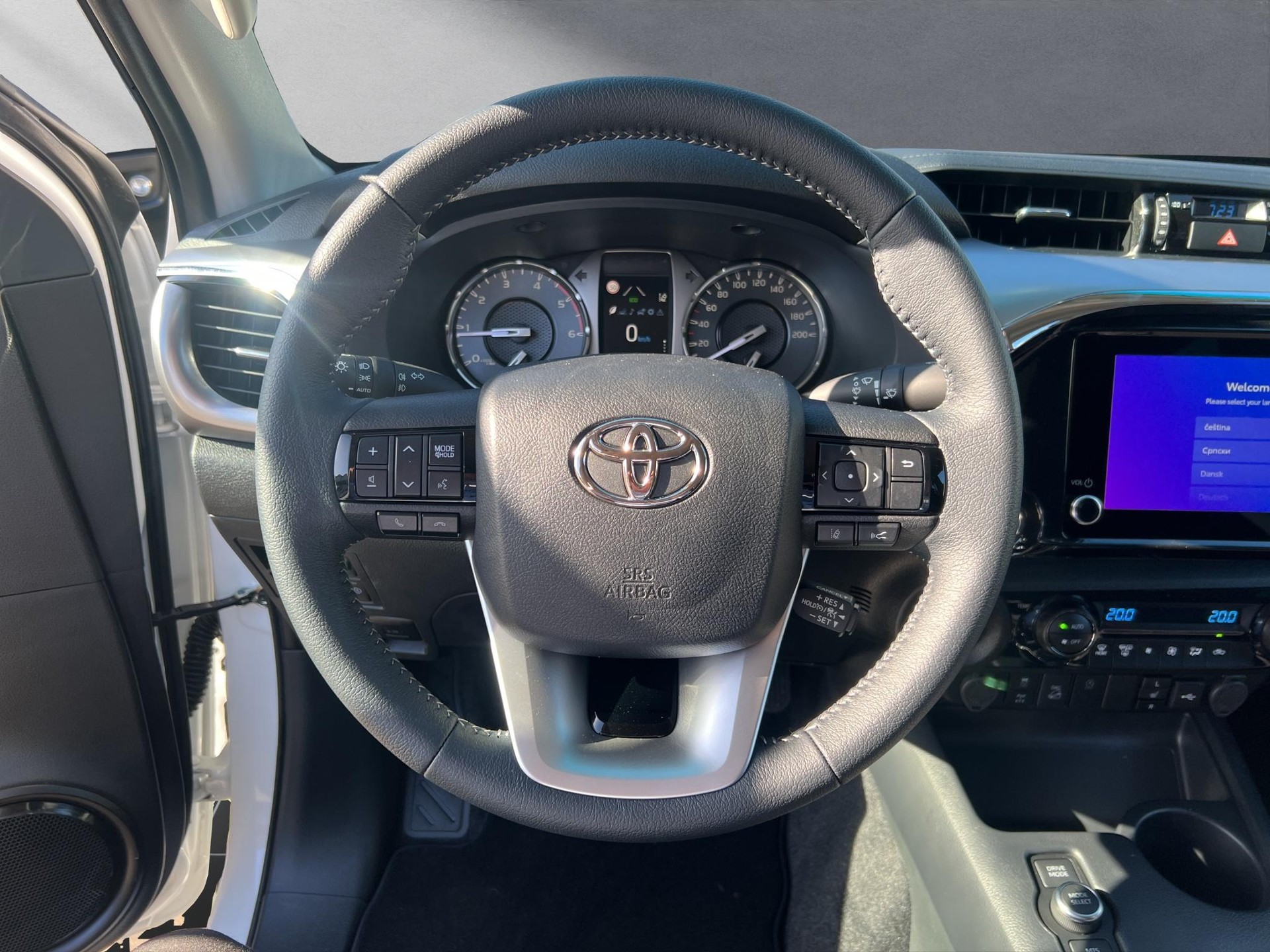 TOYOTA Hilux Double Cab.-Pick-up 2.8 D-4D MHEV 204 Style-image-4