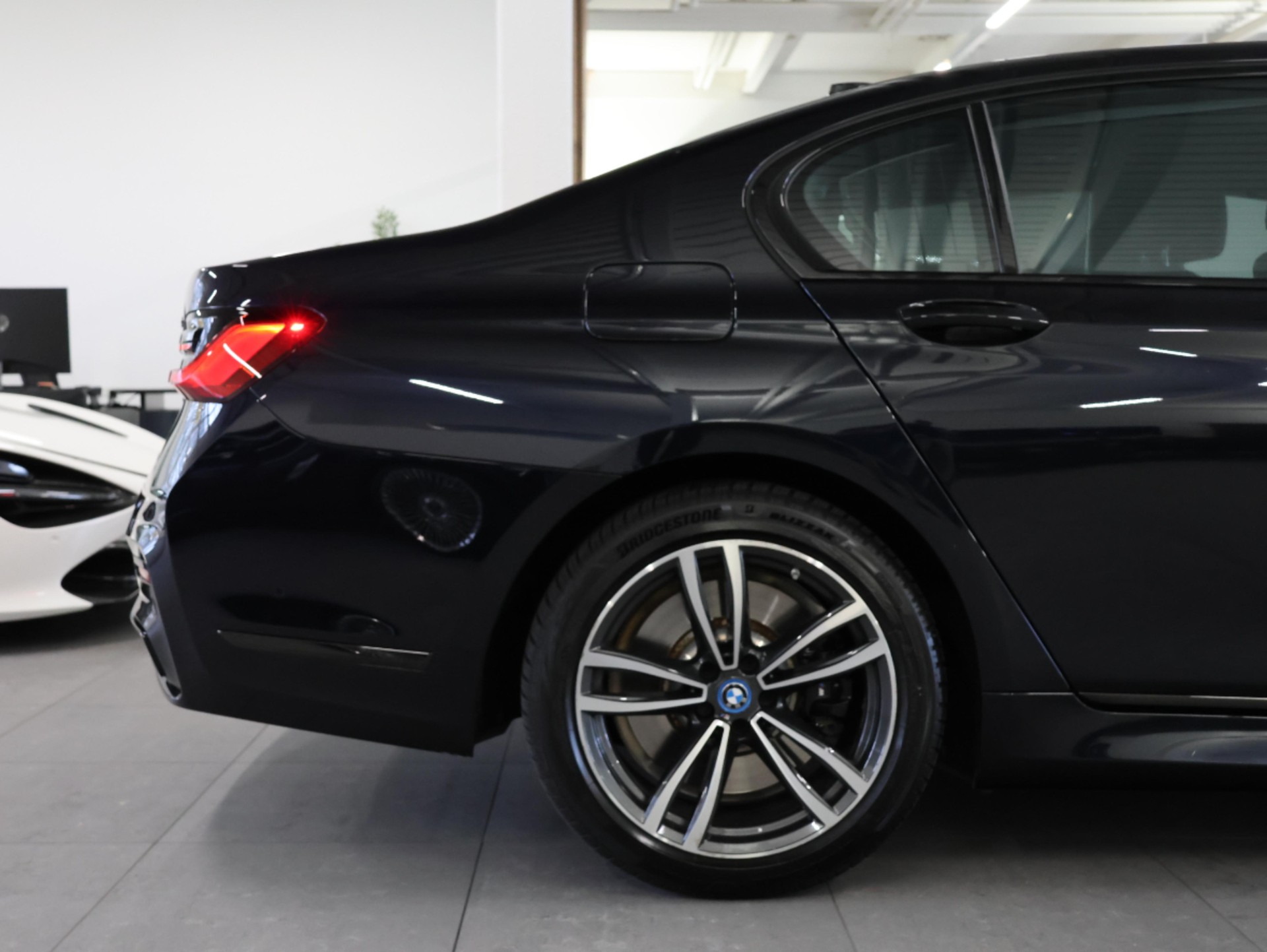 BMW 745e xDrive Steptronic *Harman/Kardon* *360 Kamera* *M-Packet*-image-11