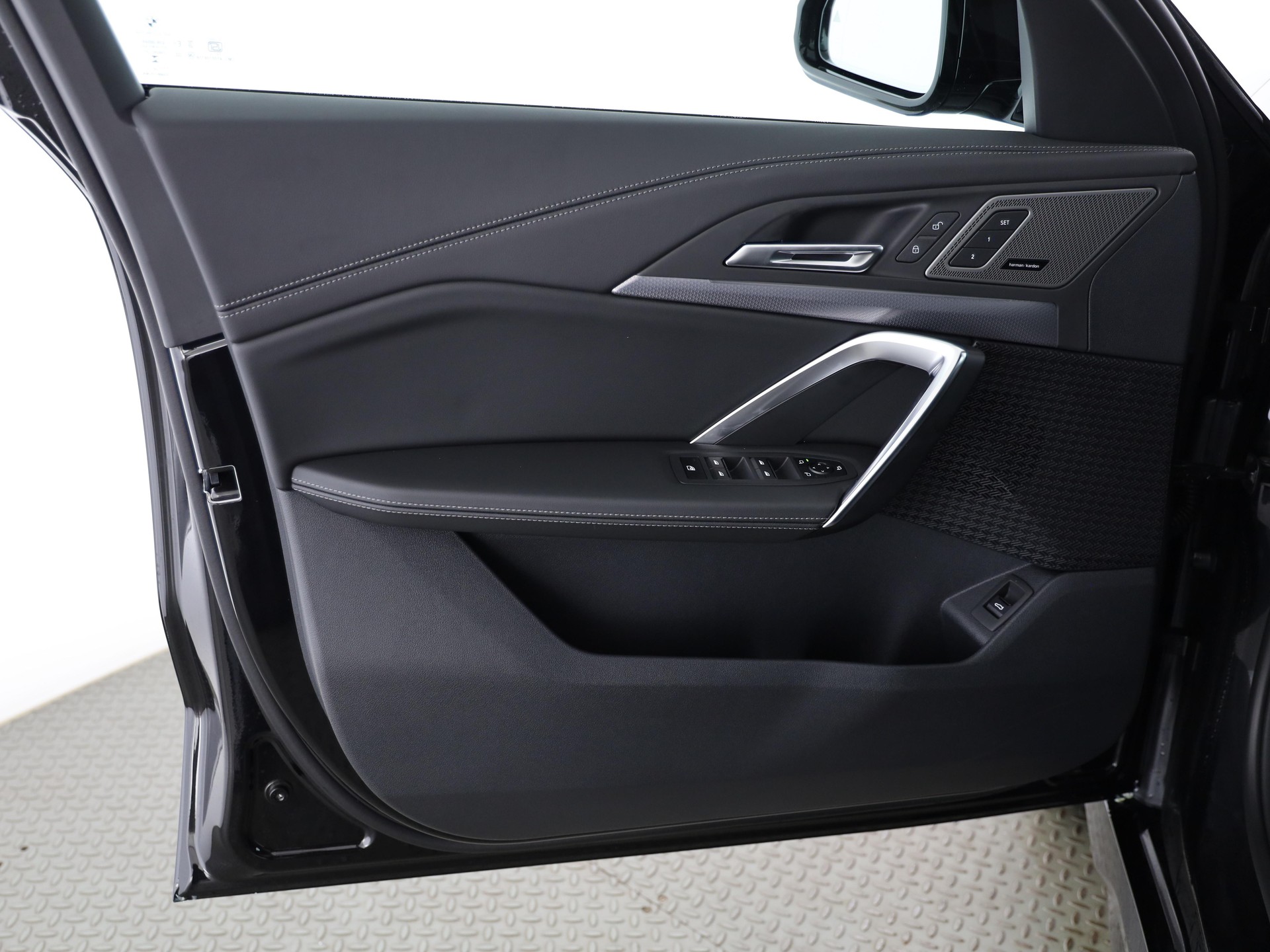 BMW iX1 30 xDrive-image-9