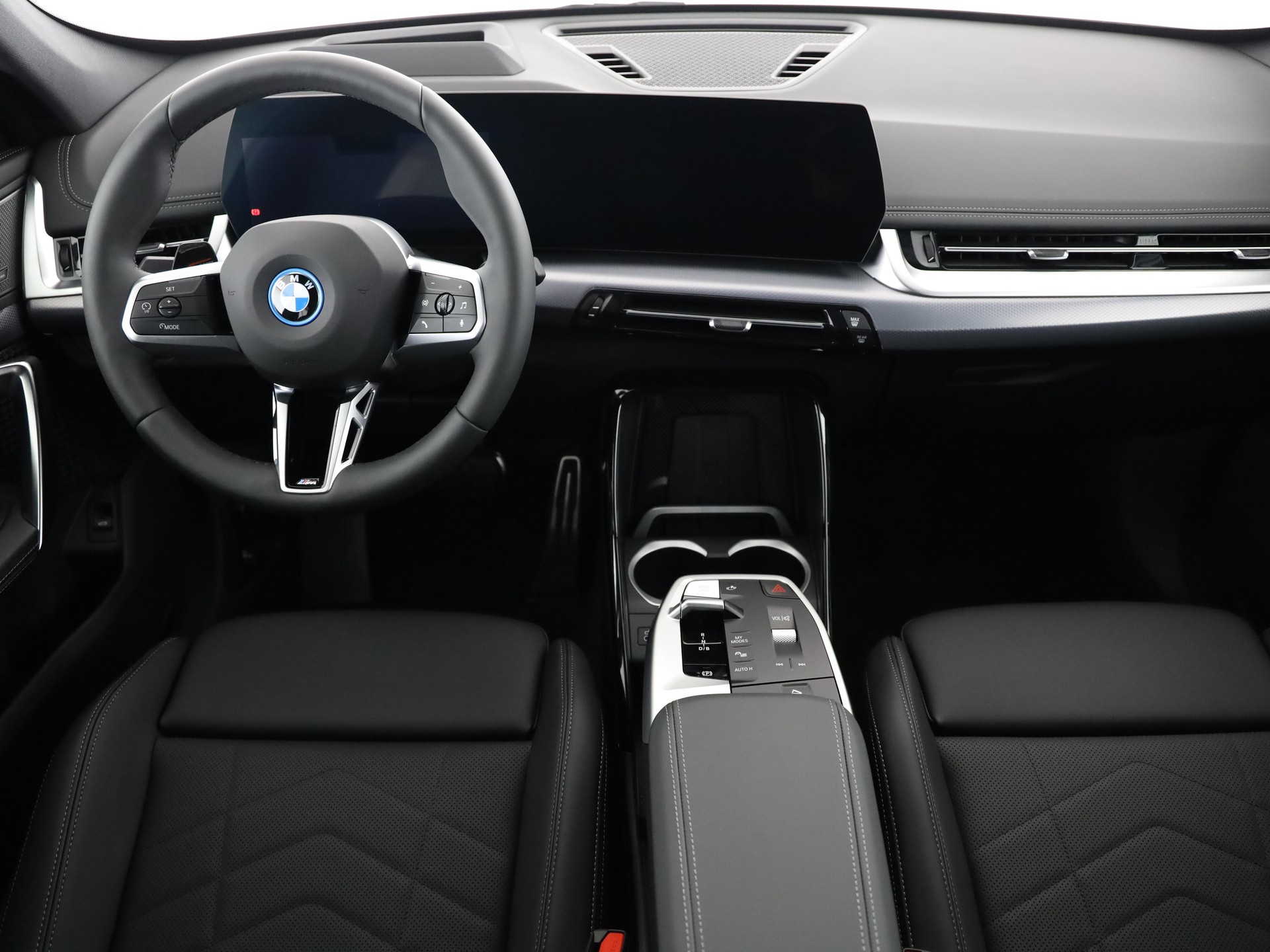 BMW iX1 30 xDrive-image-16