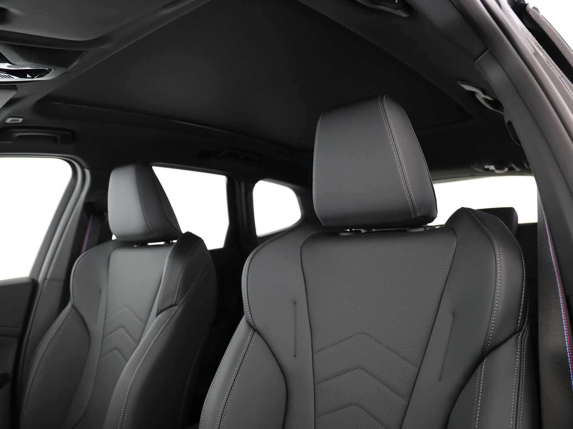 BMW iX1 30 xDrive-image-11